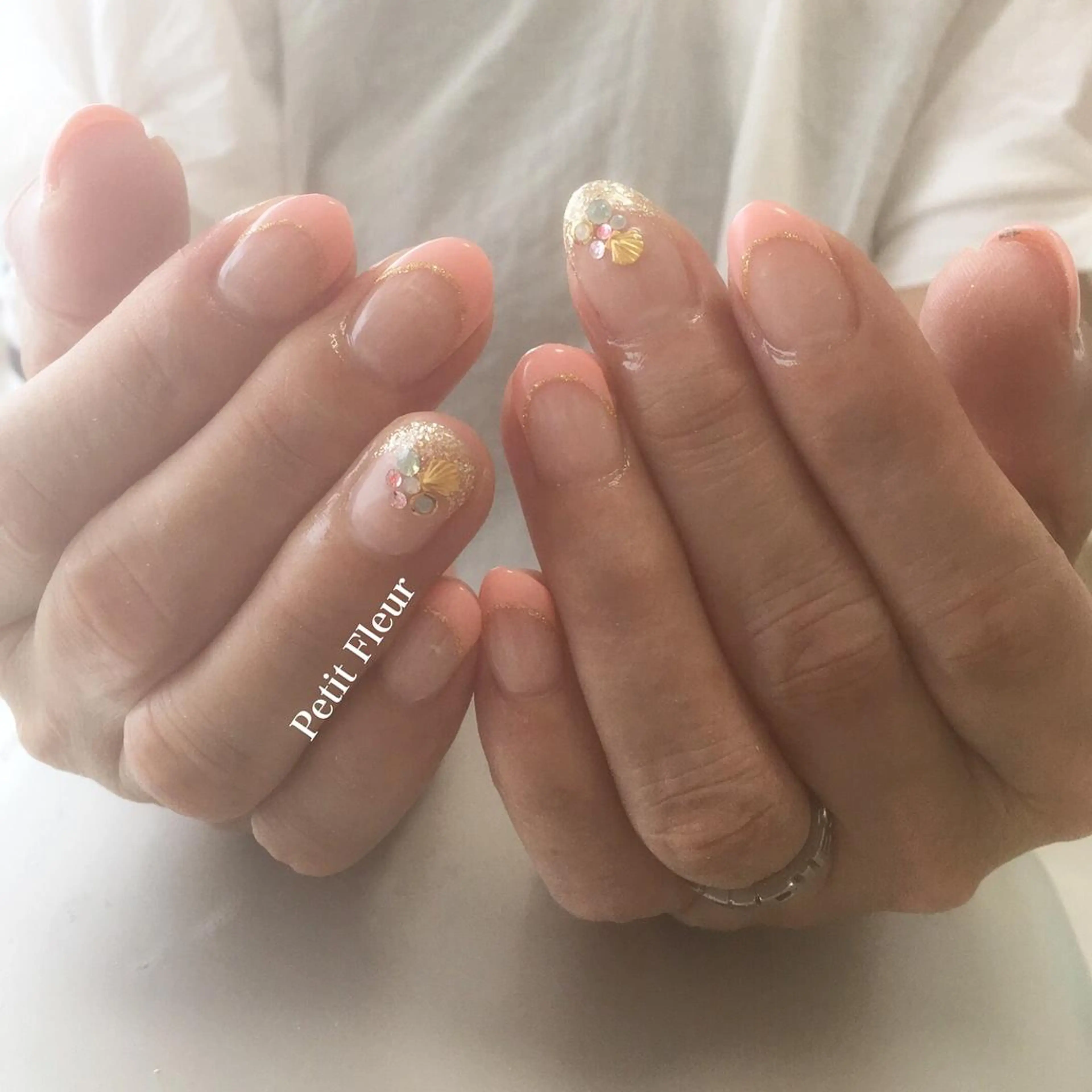 ネイル フレンチネイル ラメ(グリッター) 夏ネイル Petit Fleur所属・青柳 亜梨奈のマツエク・マツパデザイン