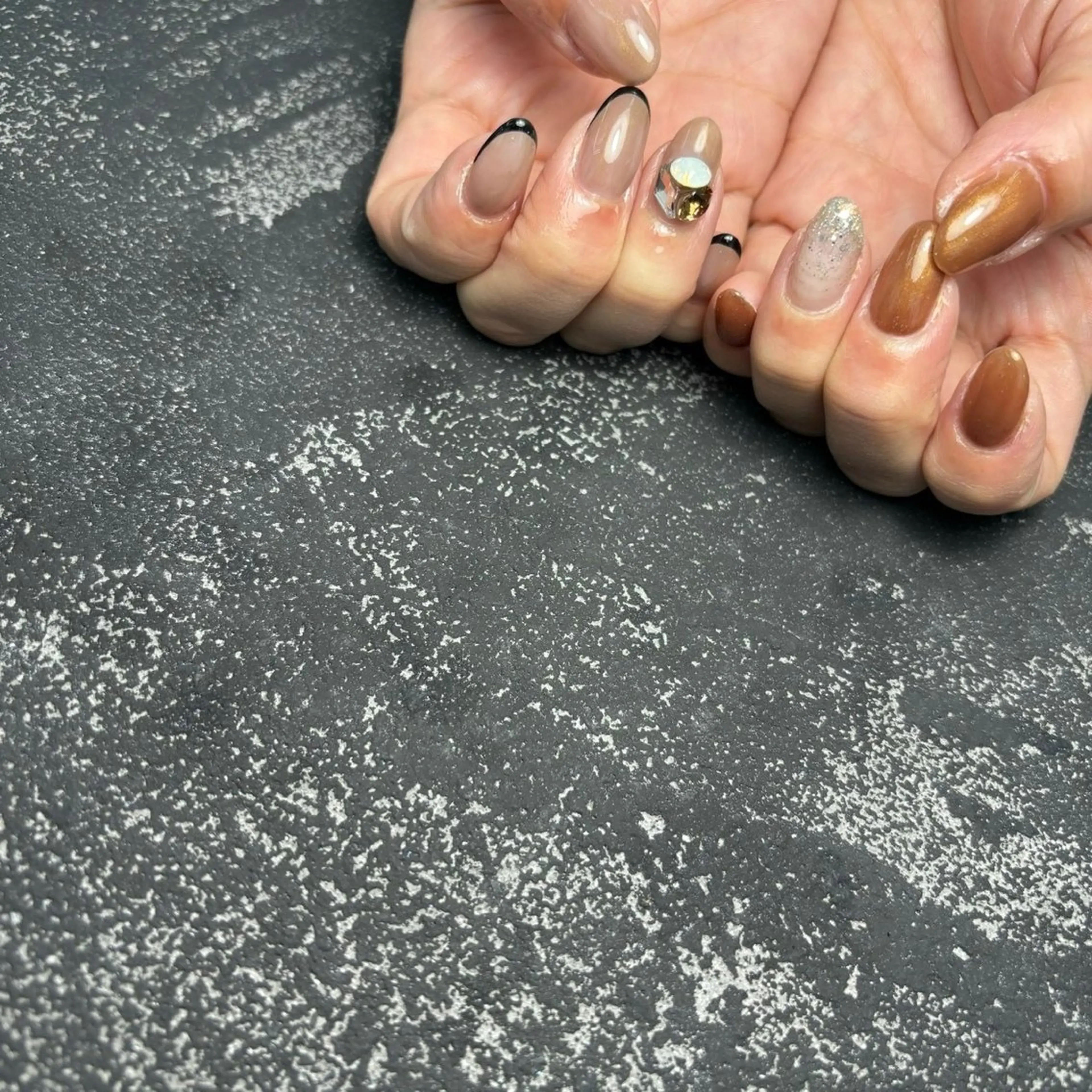 ネイル ブラウン フレンチネイル ラメ(グリッター) ニュアンスネイル シンプルネイル ハンドネイル Queen Stella所属・Quee Stllaのネイルデザイン