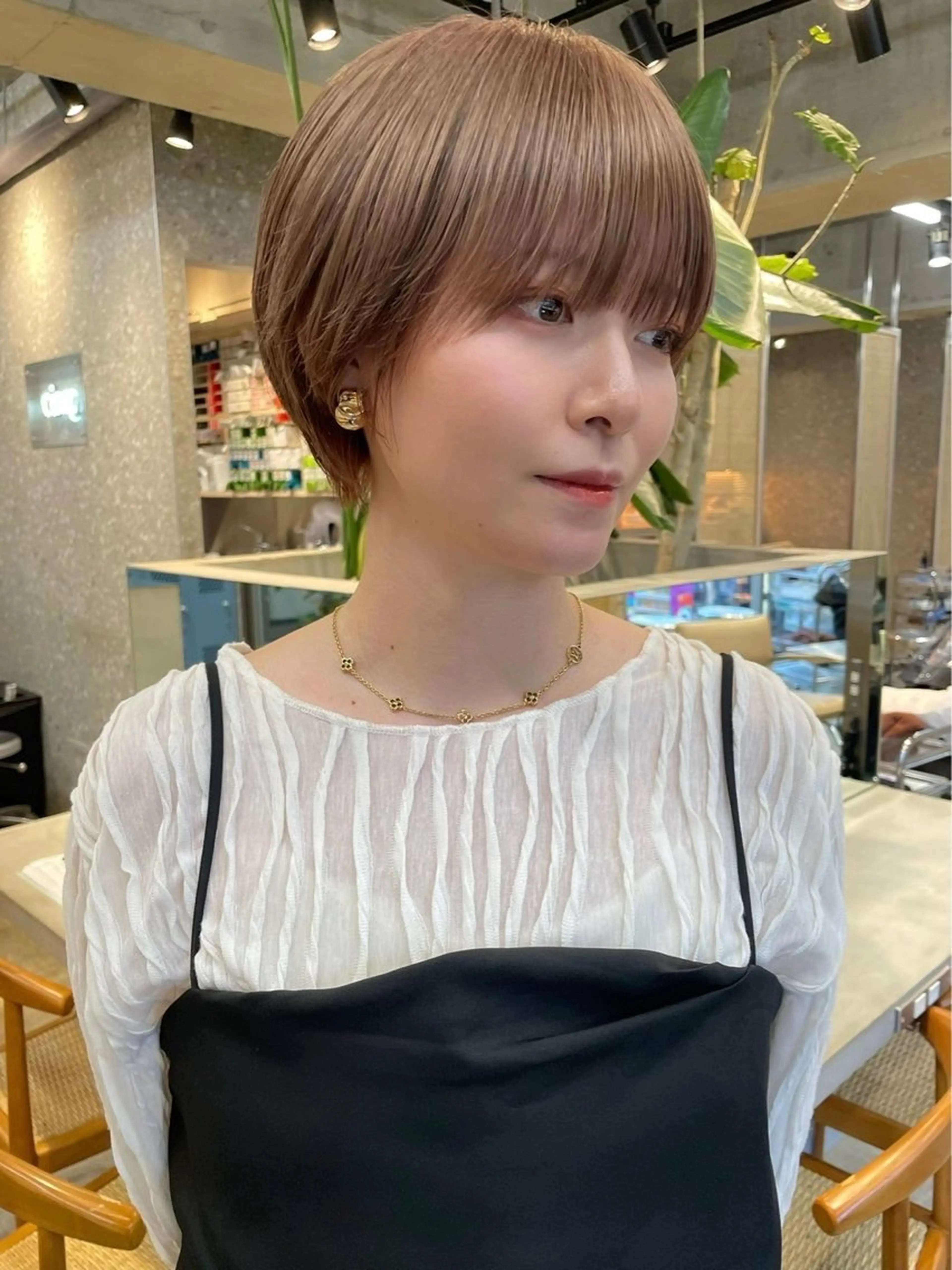 ショート ⭐ハイトーンブリーチ ミルクティーピンクのヘアスタイル