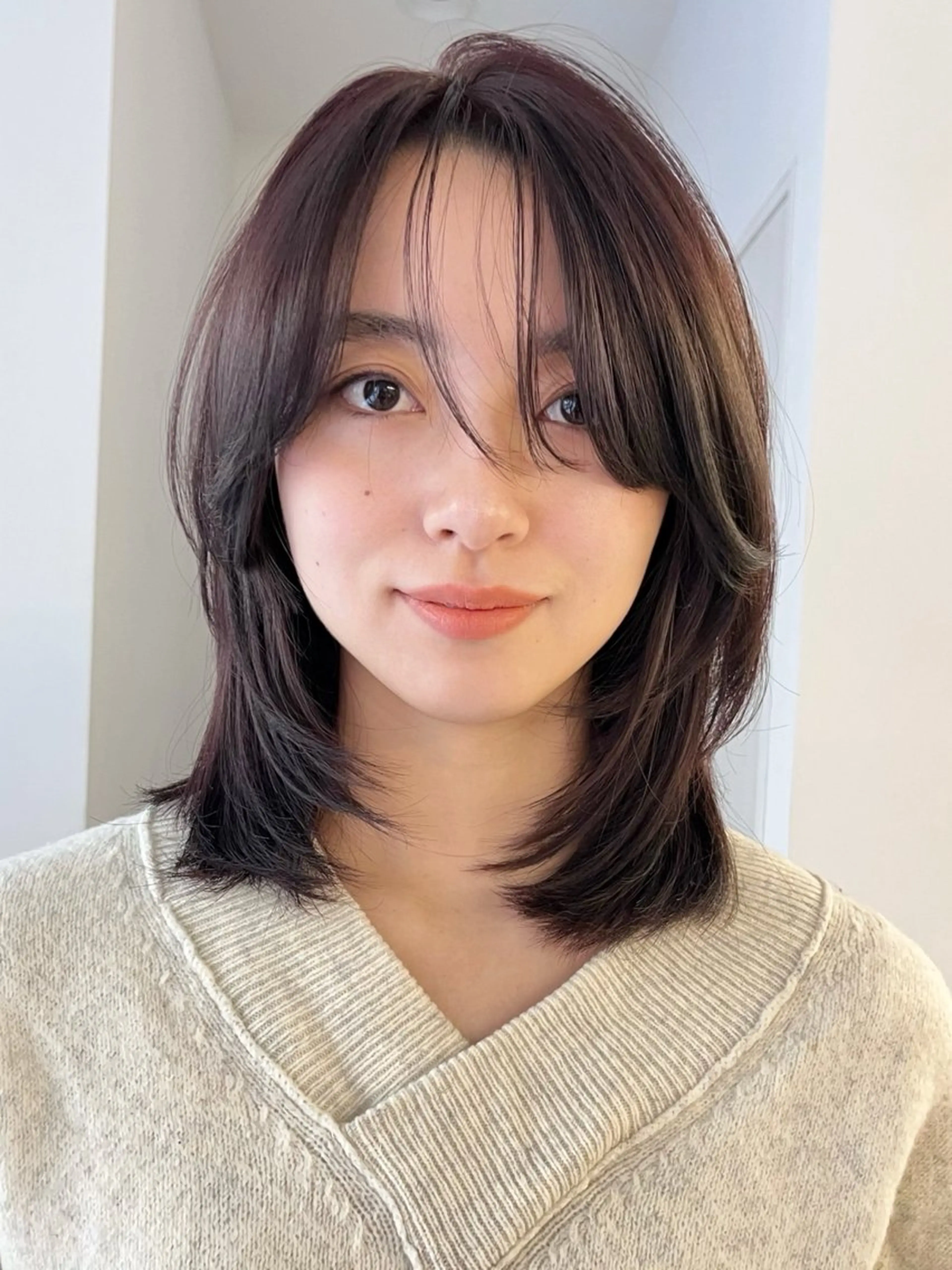 ミディアム カラー 阿久津真衣 似合わせカットのヘアスタイル