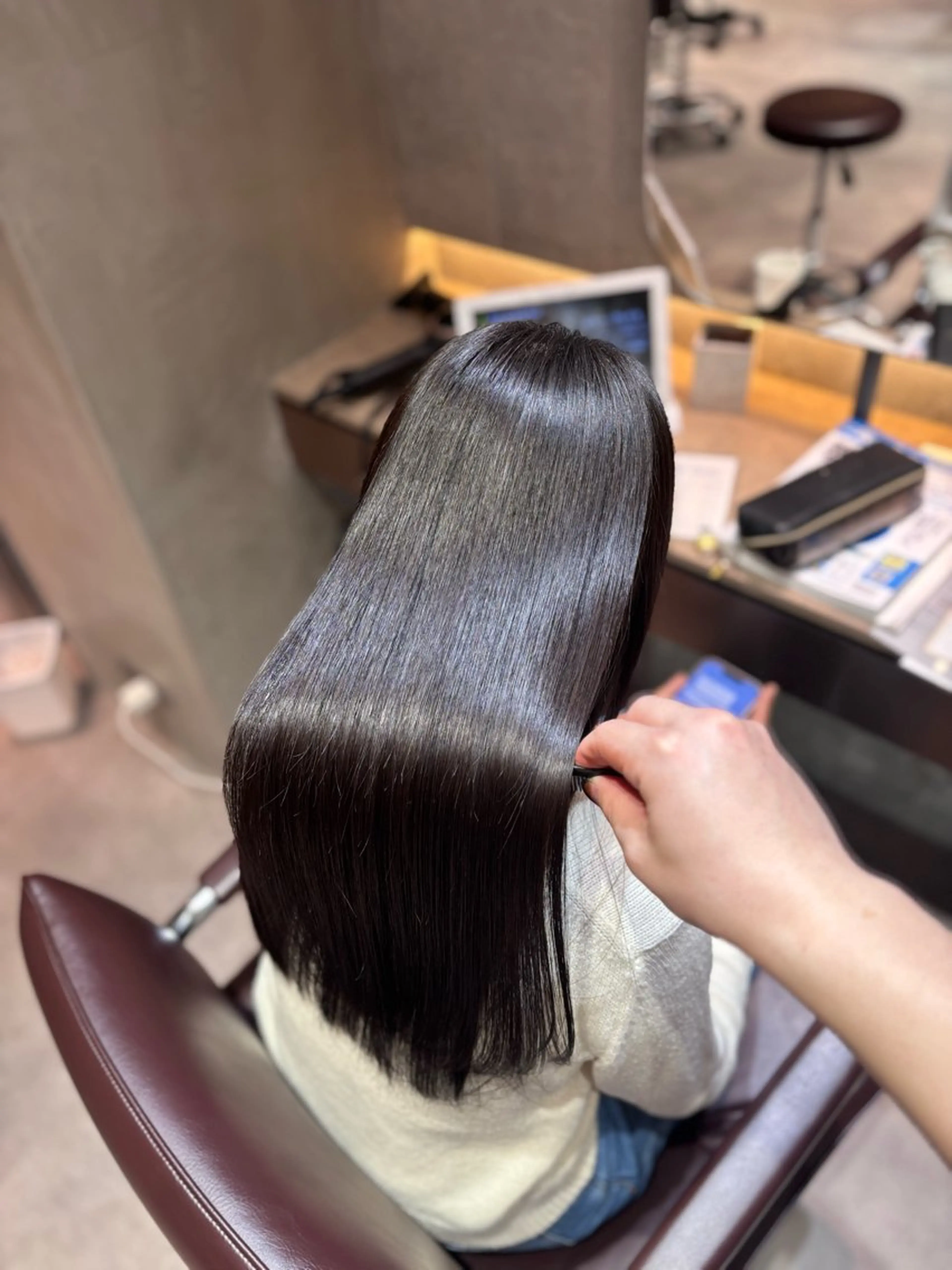 セミロング パーマ カット ヘアカラー 縮毛矯正 overhair大久保所属・overhair : shinmaのヘアスタイル