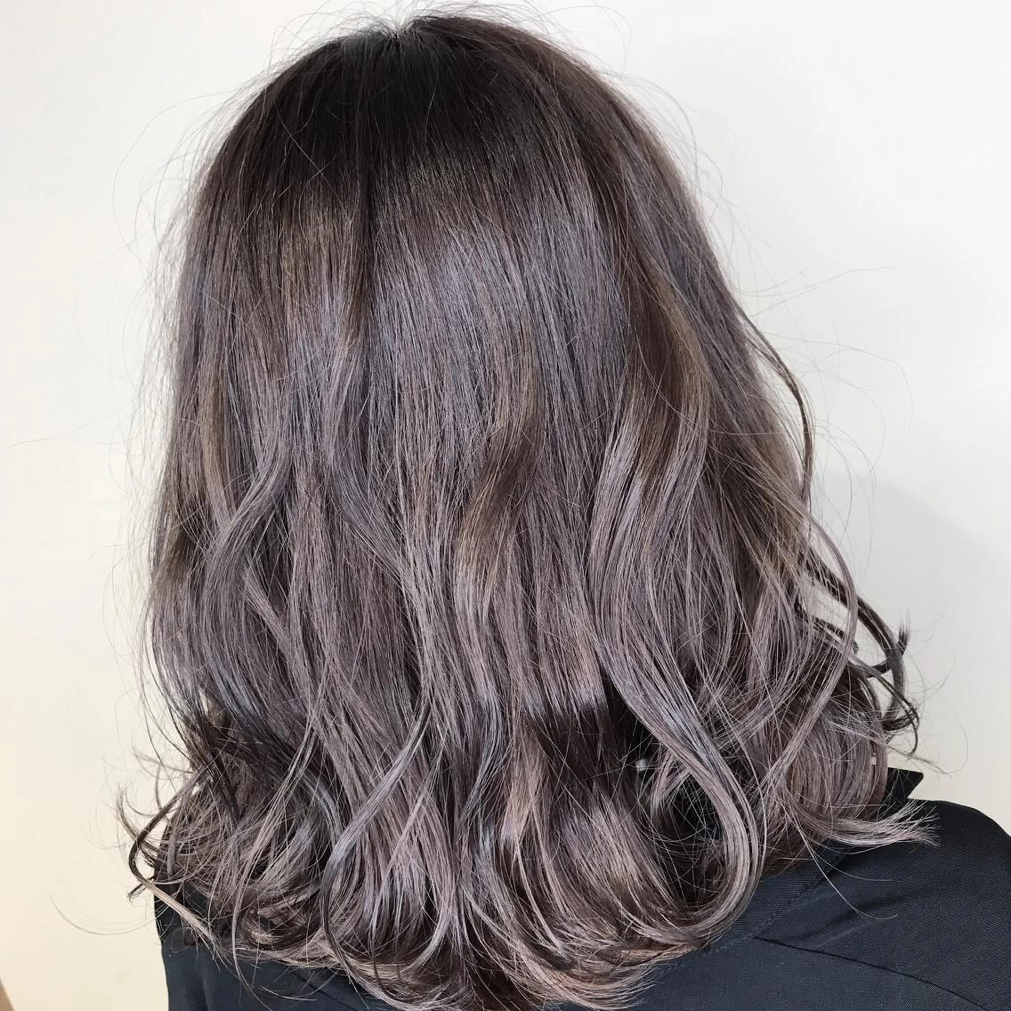 ミディアム カラー アッシュ アッシュグレー アッシュグレージュ バレイヤージュ ブリーチ AMI Hair  supply所属・髪質改善カラー 韓国風レイヤーのヘアスタイル