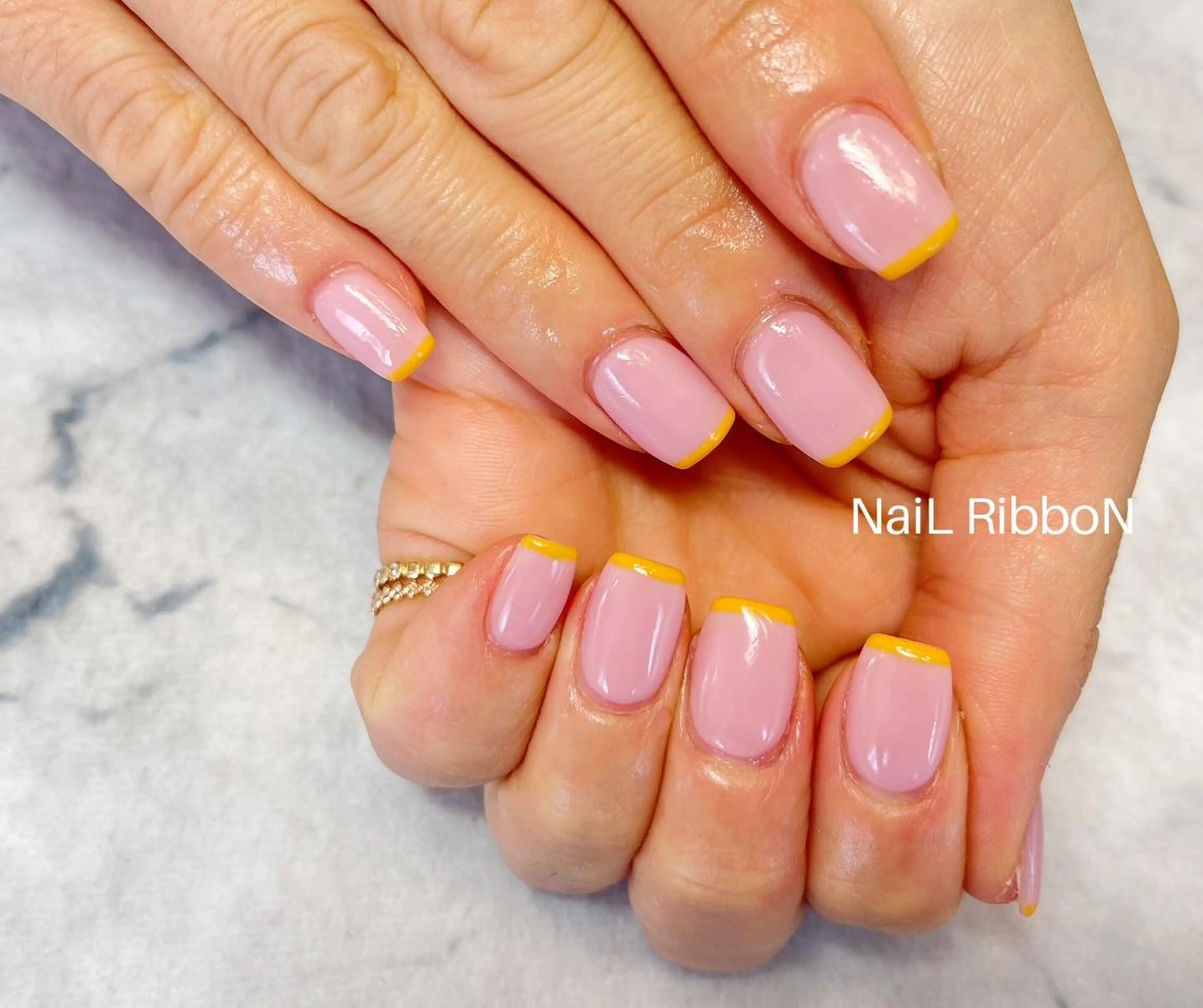ネイル ネイルリボン 受付スタッフのネイルデザイン