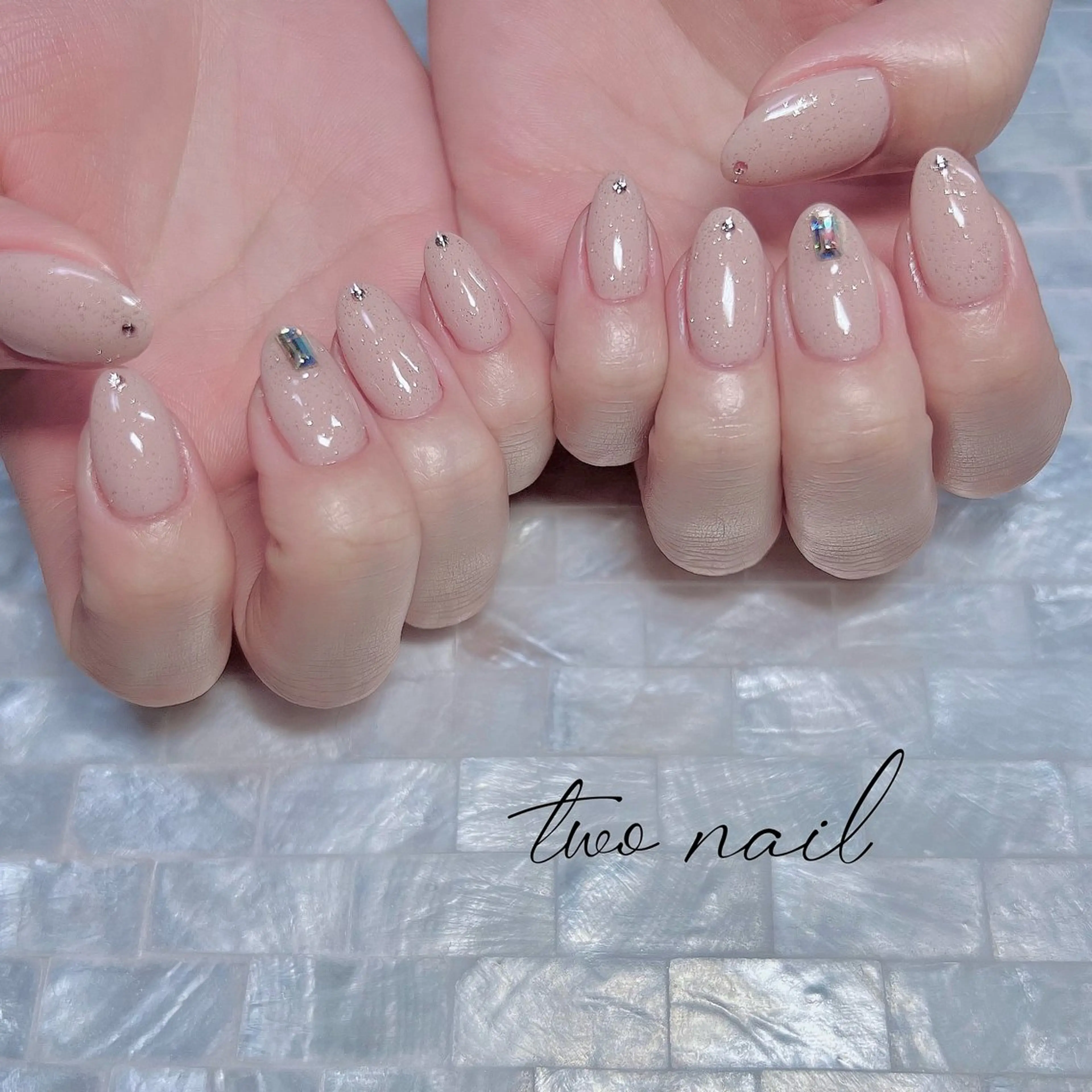 ネイル キラキラネイル ネイルチップ ホワイト ハンドネイル two nailのネイルデザイン
