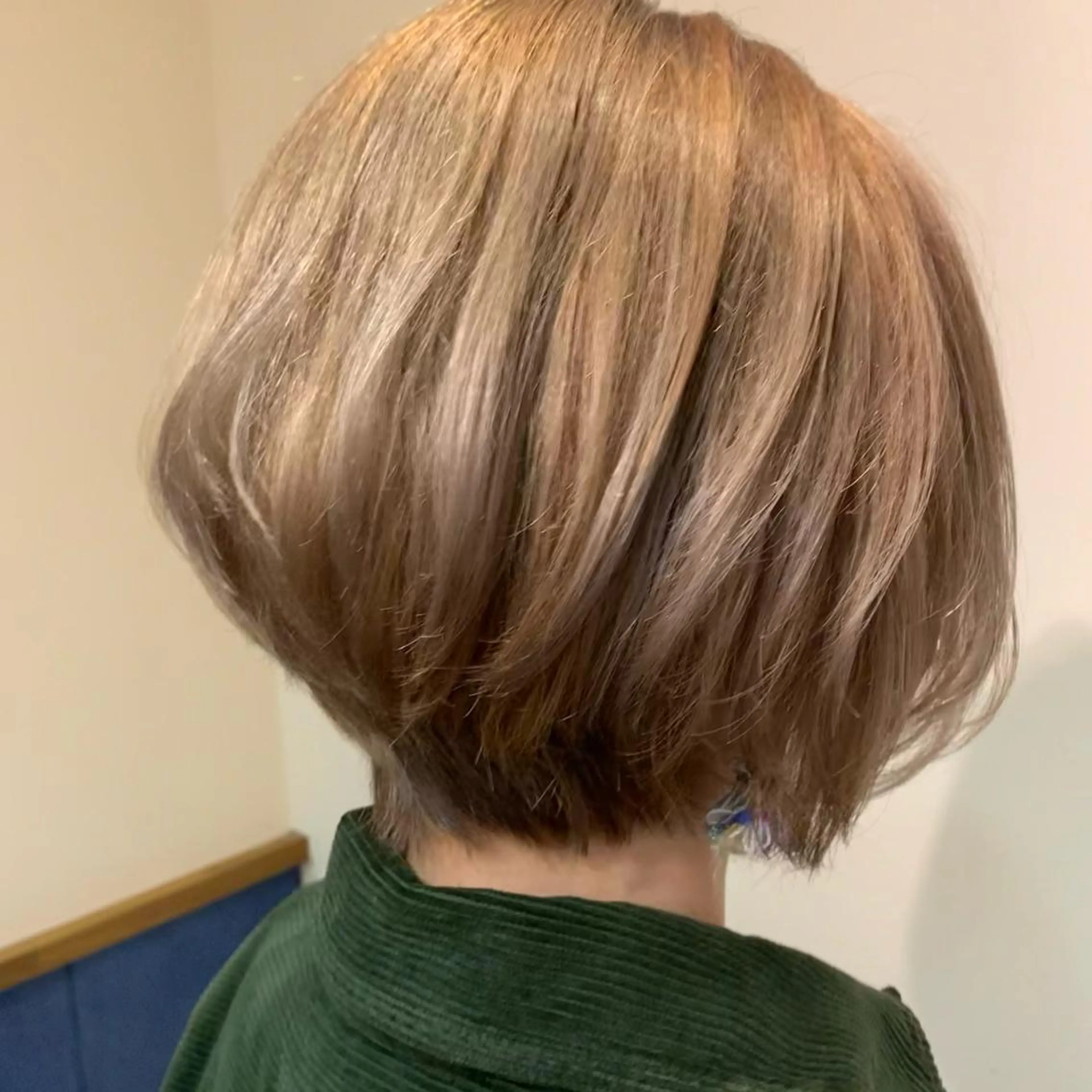 ショート カラー ベージュカラー ブリーチ ブラウンカラー ミルクティーベージュ カット ヘアカラー トリートメント LINK yumiのヘアスタイル