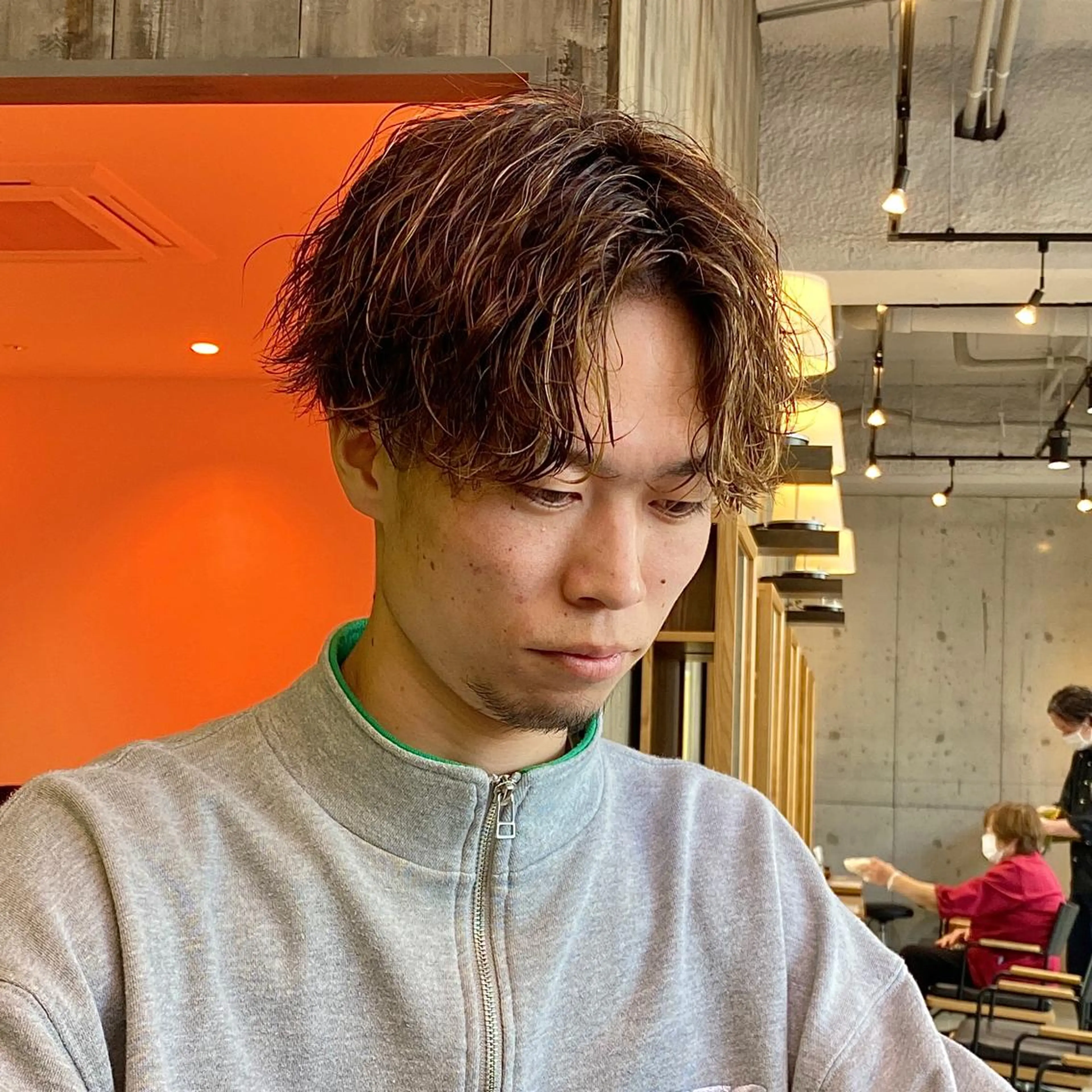 ショート カラー パーマ メンズ センターパート メンズハイライト 波巻きパーマ ハイライトカラー ハイライト カット パーマ トリートメント 縦落ちパーマ 西條真治のヘアスタイル