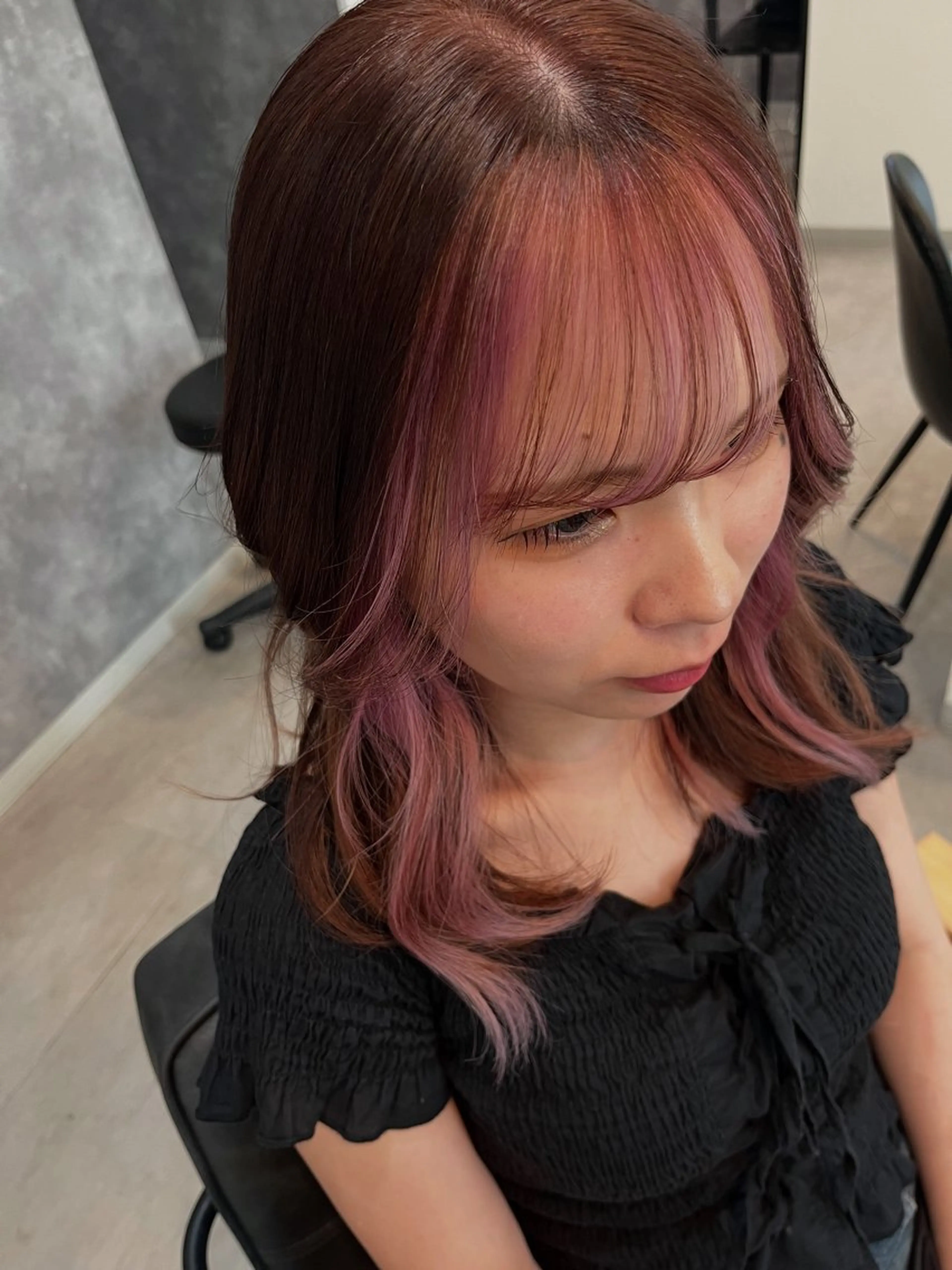 ミディアム カラー インナーカラー ピンクカラー ピンクパープル パープルカラー beLLe.所属・小島 悠樹のヘアスタイル