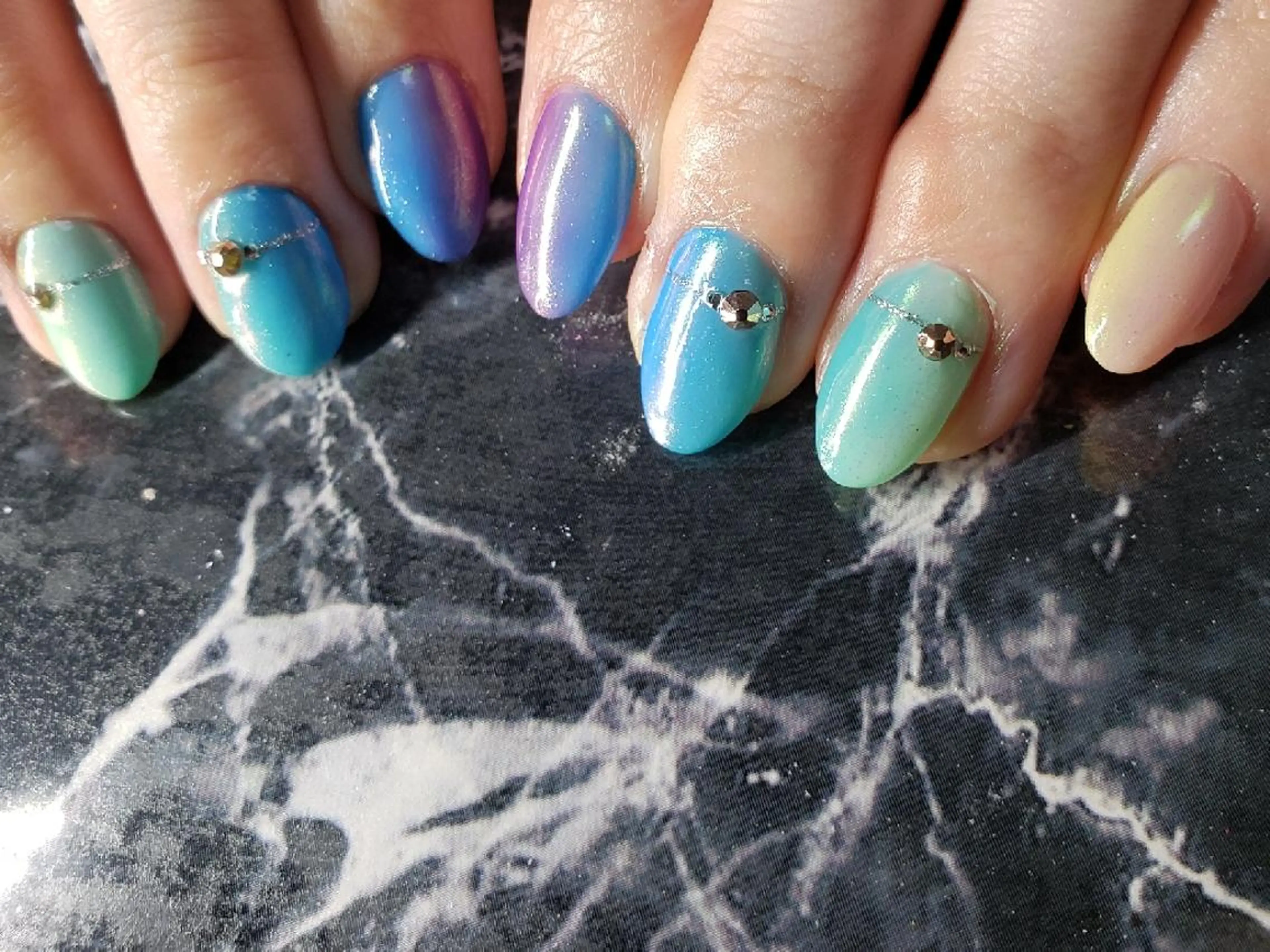 ショート ネイル オーロラネイル マグネットネイル ミラーネイル ハンドネイル クロキ 。のネイルデザイン