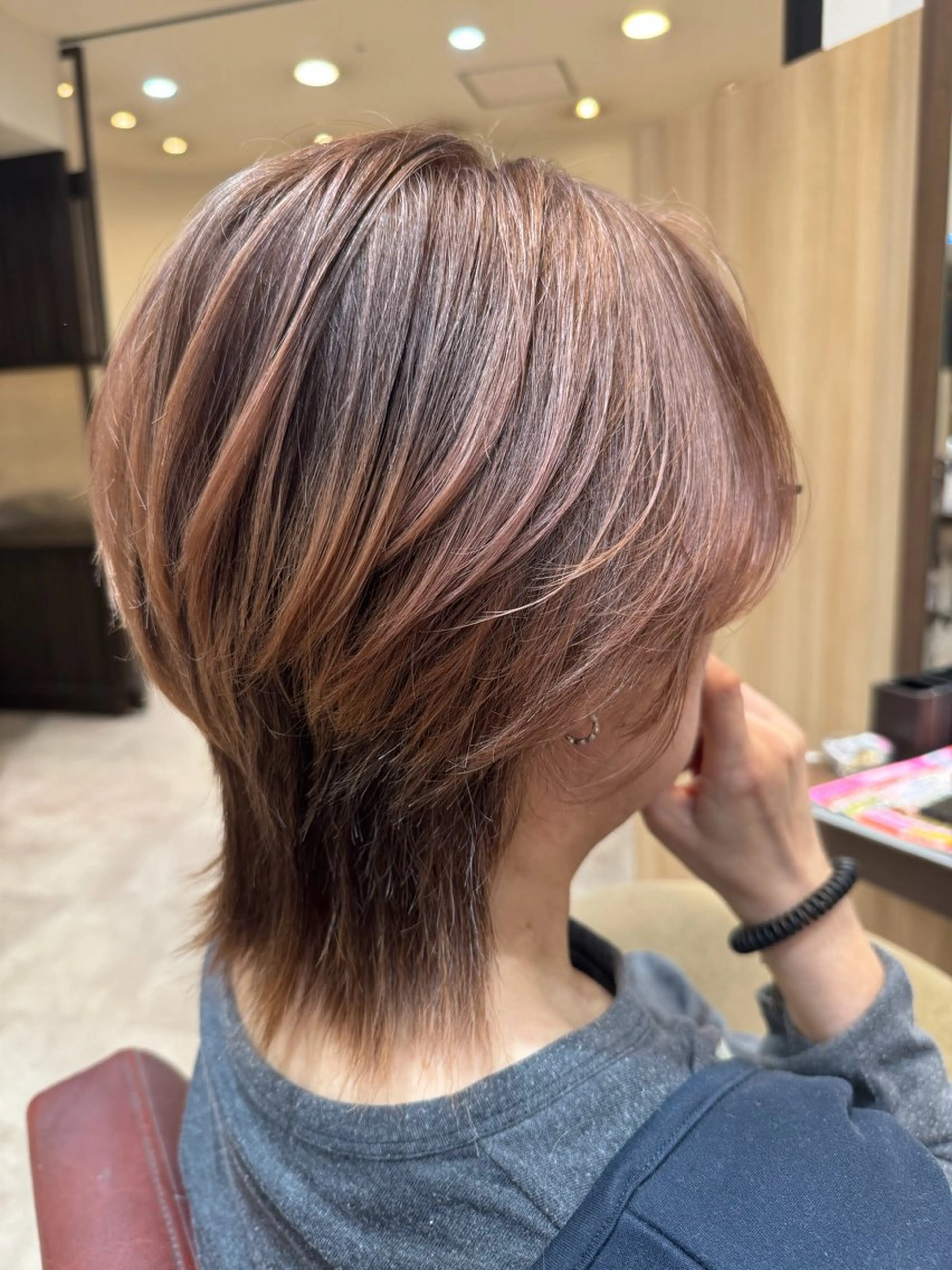 ミディアム カラー ベージュカラー ピンクカラー ピンクベージュ 外ハネヘア カット ヘアカラー オオミネ タクミのヘアスタイル