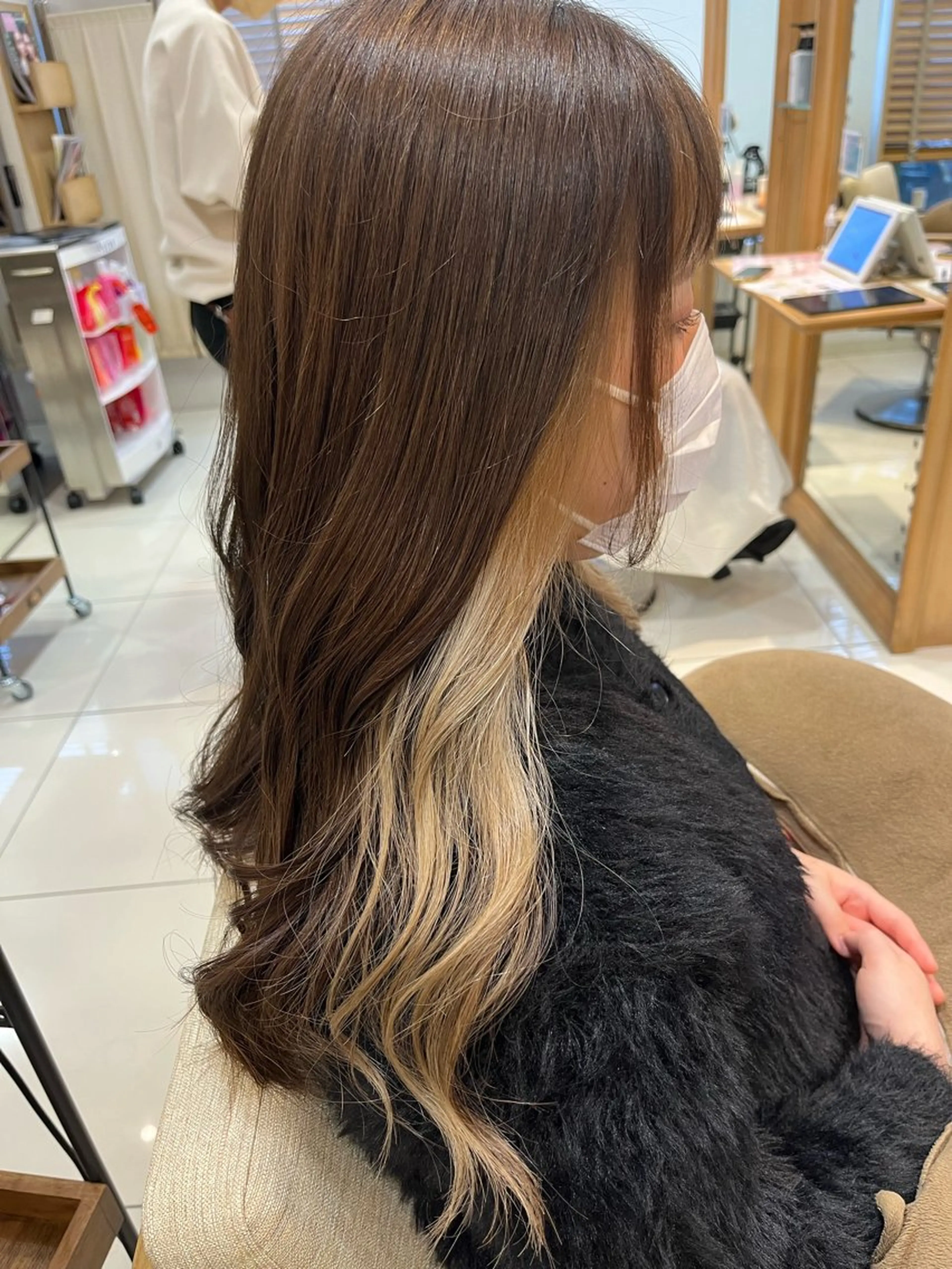 ロング カラー ベージュカラー イヤリングカラー ミルクティーベージュ なつな/ 透明感カラーのヘアスタイル