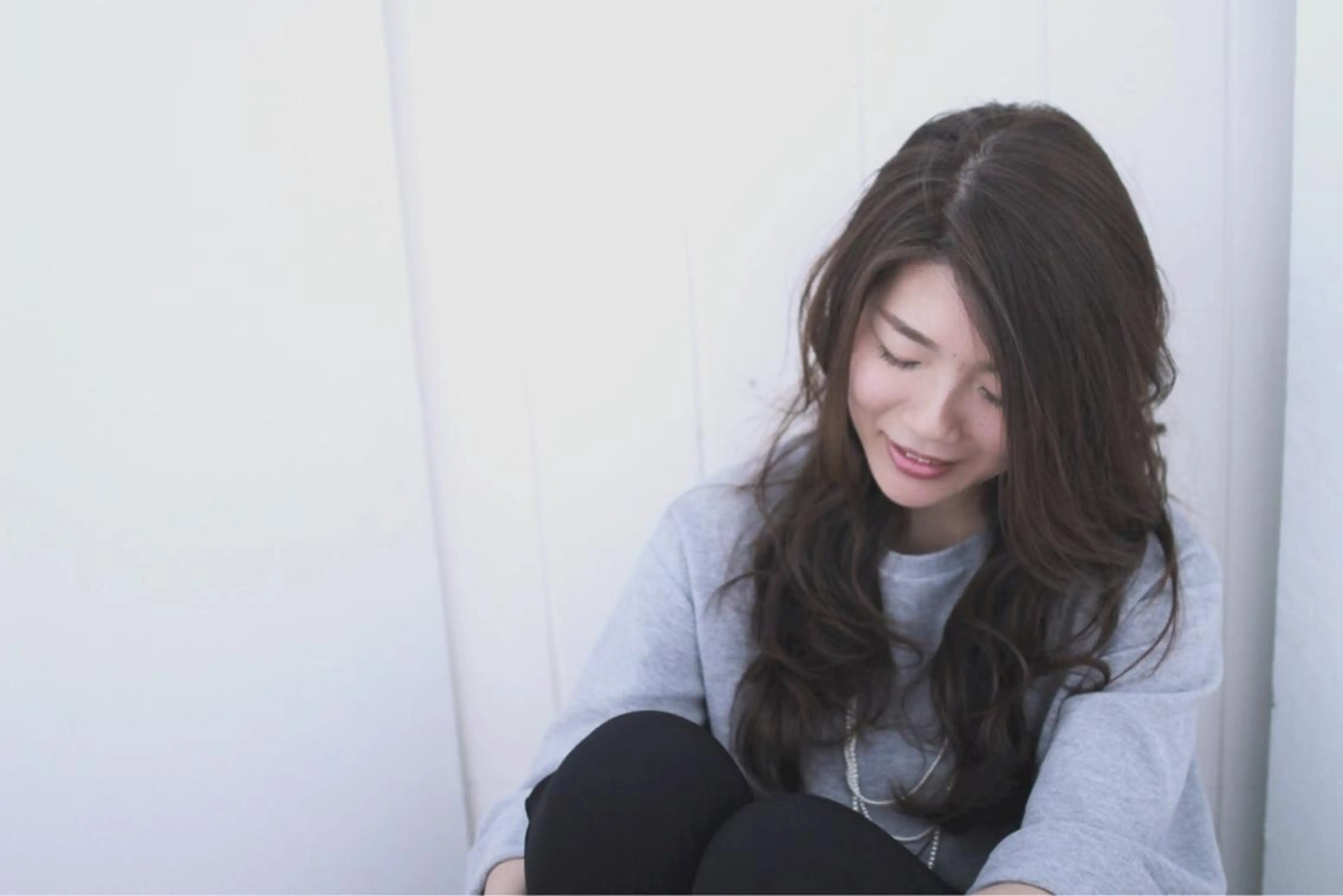 ロング カラー パーマ アッシュ かきあげバング 平松 千枝のヘアスタイル