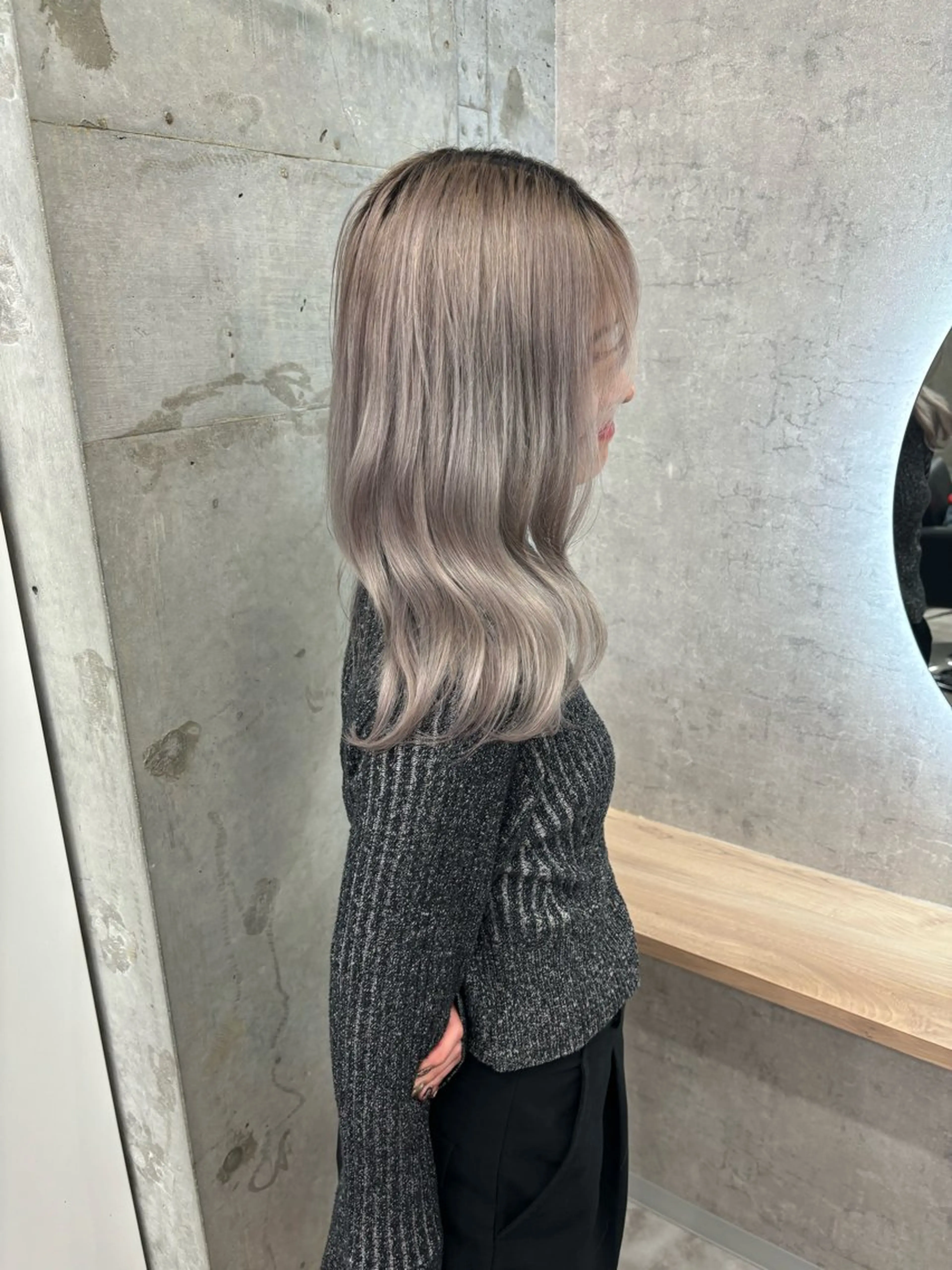 ミディアム カラー ラベンダーカラー シルバー 苗代萌/ぷるツヤ髪 🫧／レイヤーカットのヘアスタイル