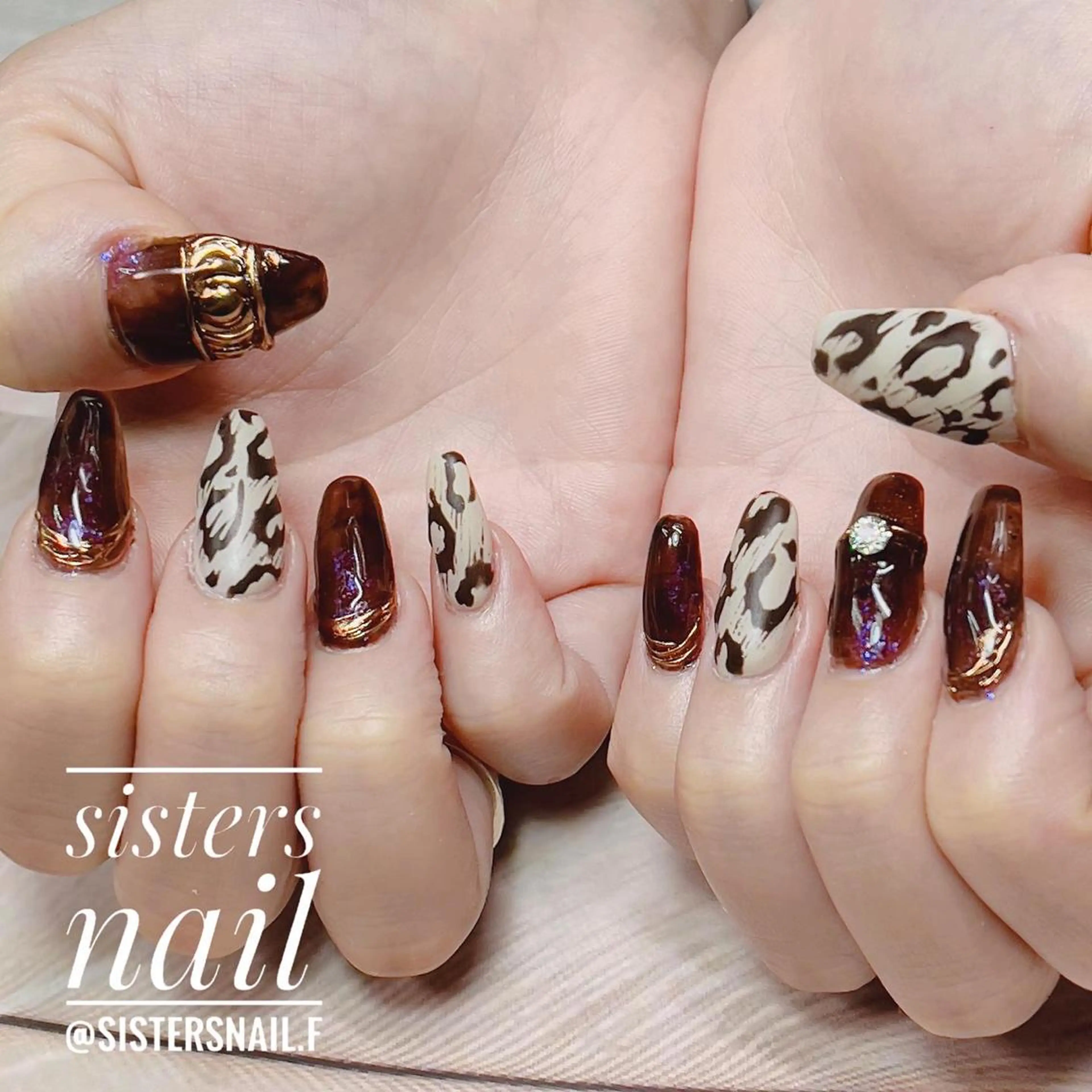ネイル アニマル柄 アートネイル ブラウン 長さ出し キラキラネイル ハンドネイル ハンドケア sisters nail.fのネイルデザイン