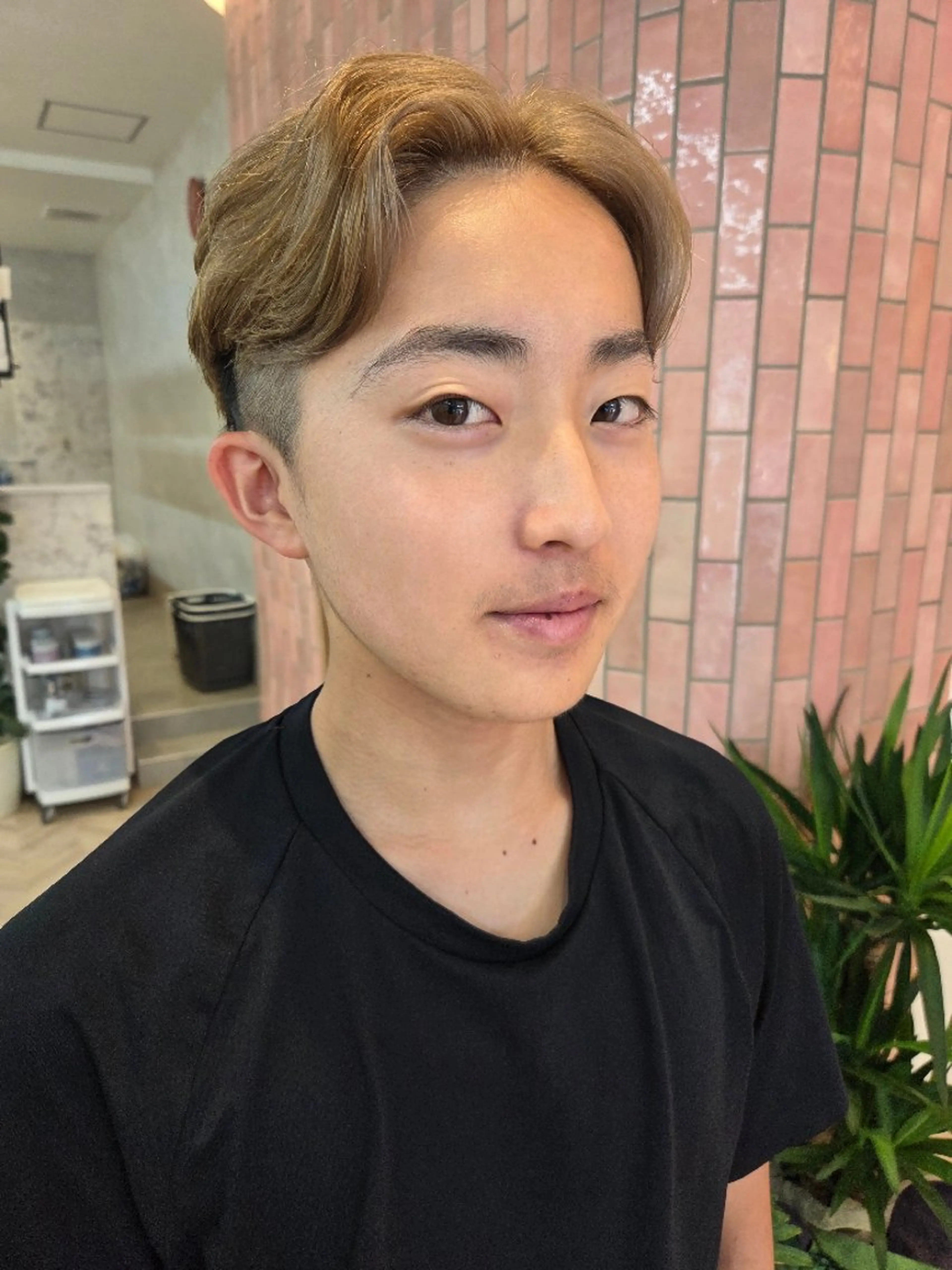 メンズ カラー センターパート メンズハイトーン ハイトーンカラー ヘアカラー トリートメント メンズ ヘアメイク  ハイトーン キャロのヘアスタイル