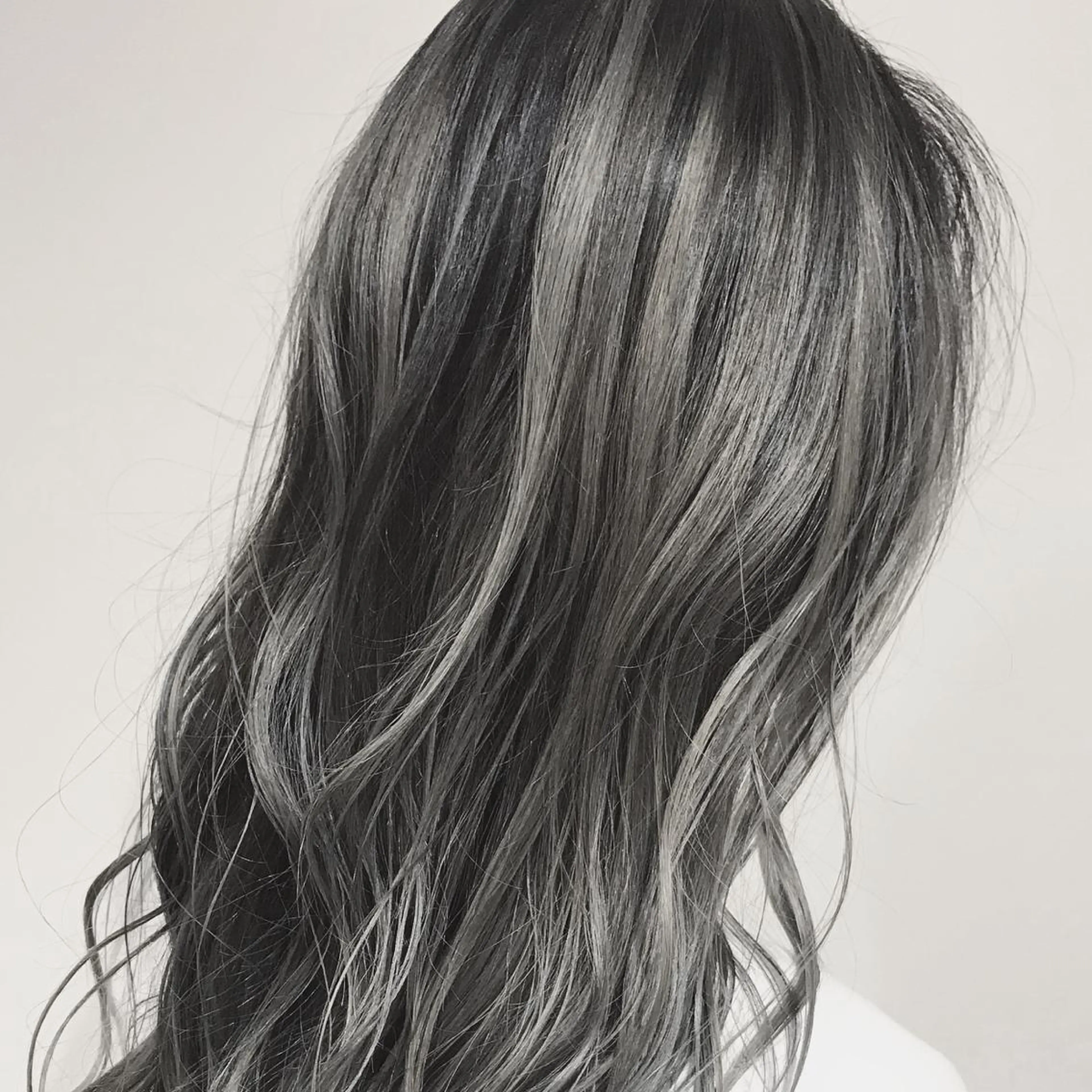 ミディアム カラー アッシュ アッシュグレー アッシュグレージュ バレイヤージュ ベージュカラー AMI Hair  supply所属・髪質改善カラー 韓国風レイヤーのヘアスタイル