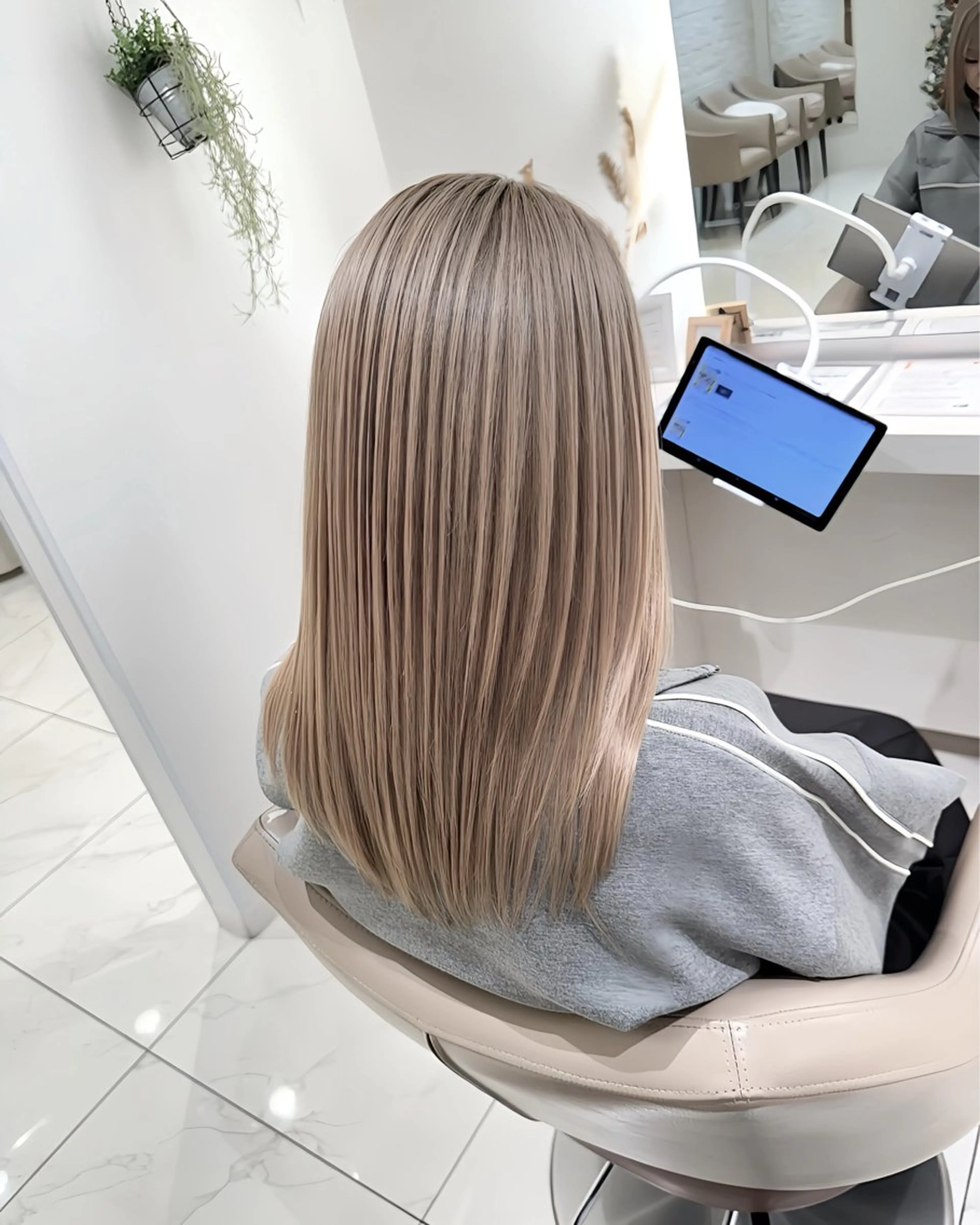 カラー ブリーチ 加藤芽実カラーリスト ／ミルクティーカラーのヘアスタイル