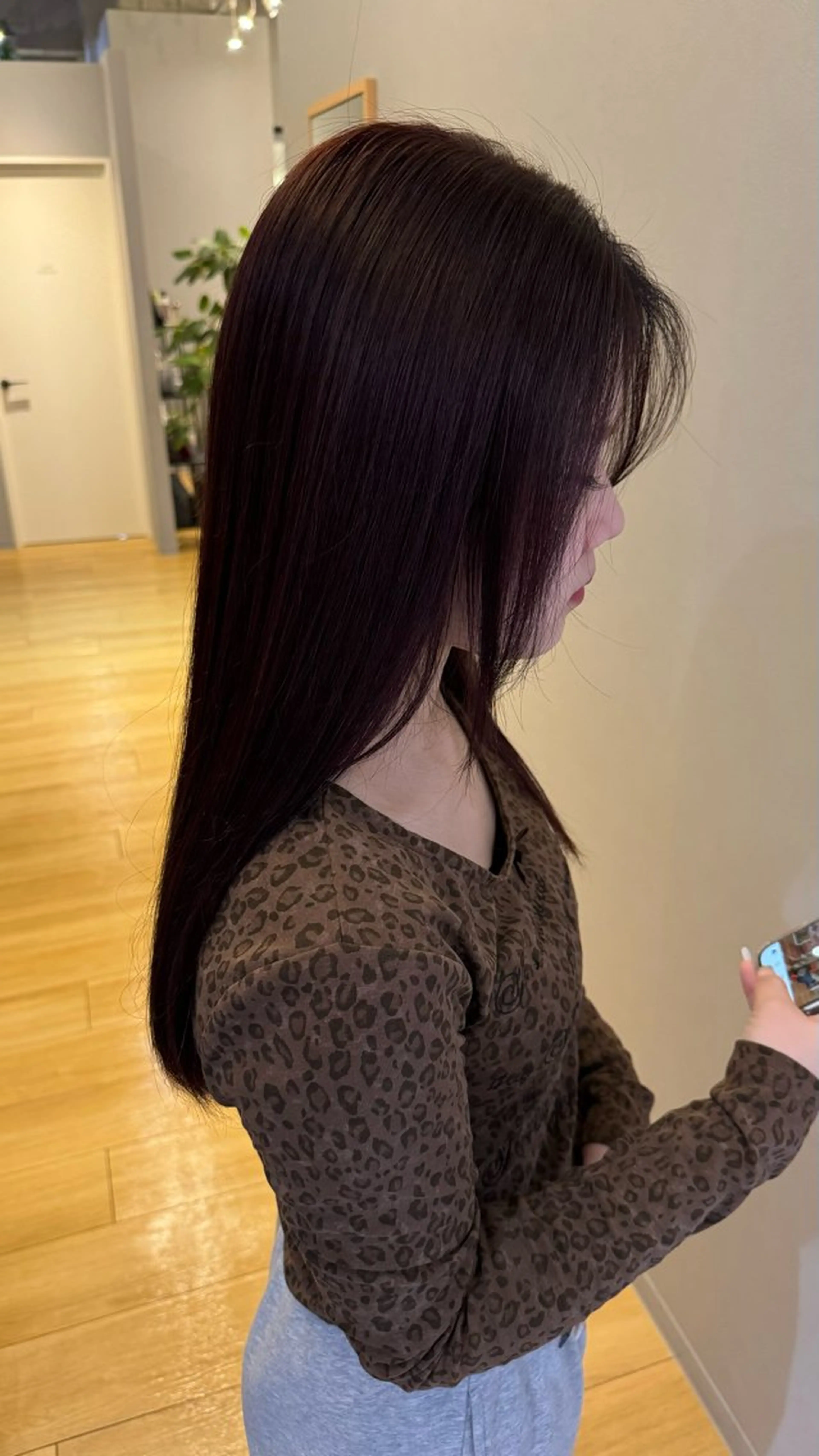 ロング カラー レッドカラー 藤原 萌衣のヘアスタイル