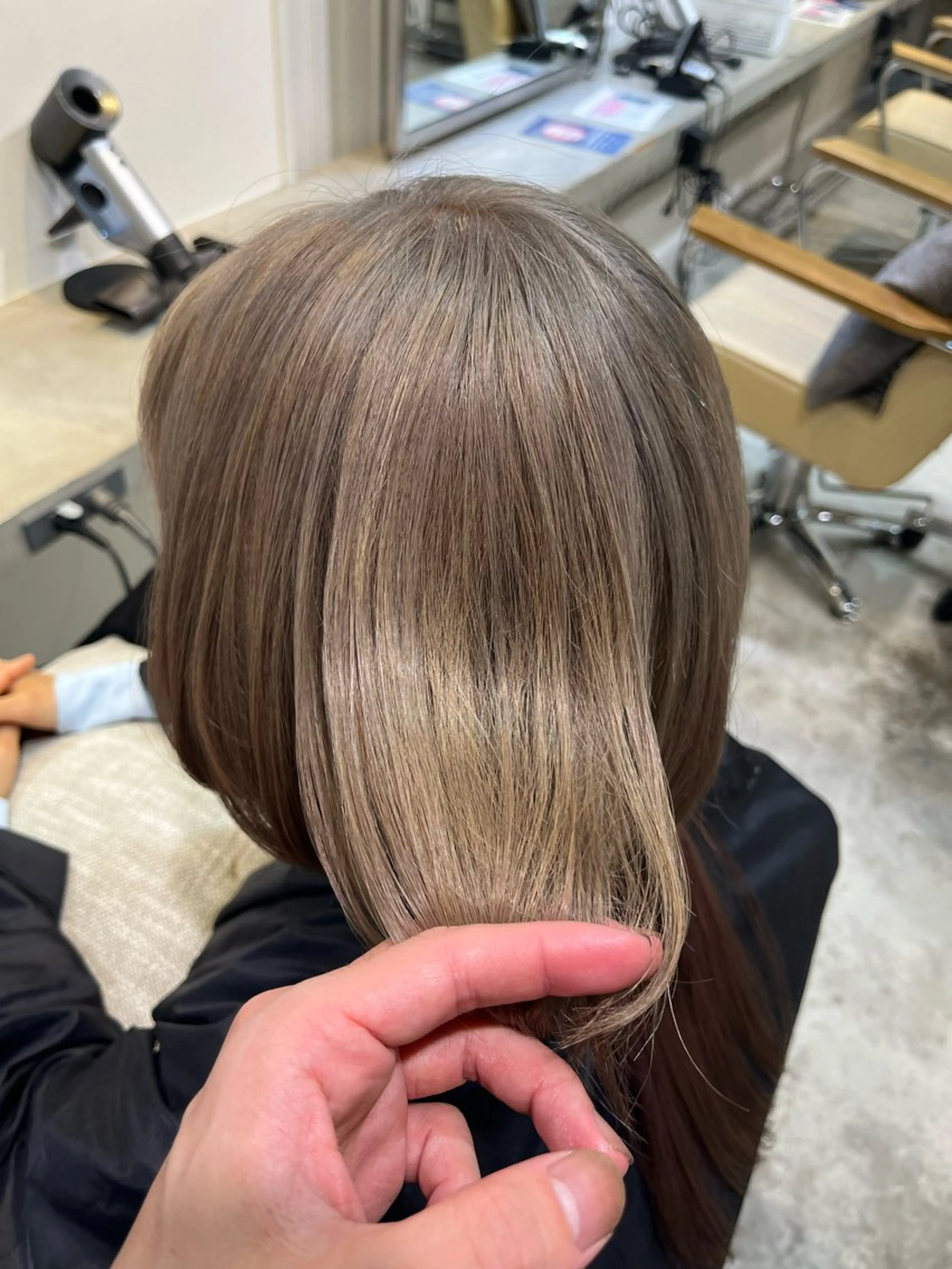 ミディアム カラー グレージュ 鷲田 晴輝のヘアスタイル