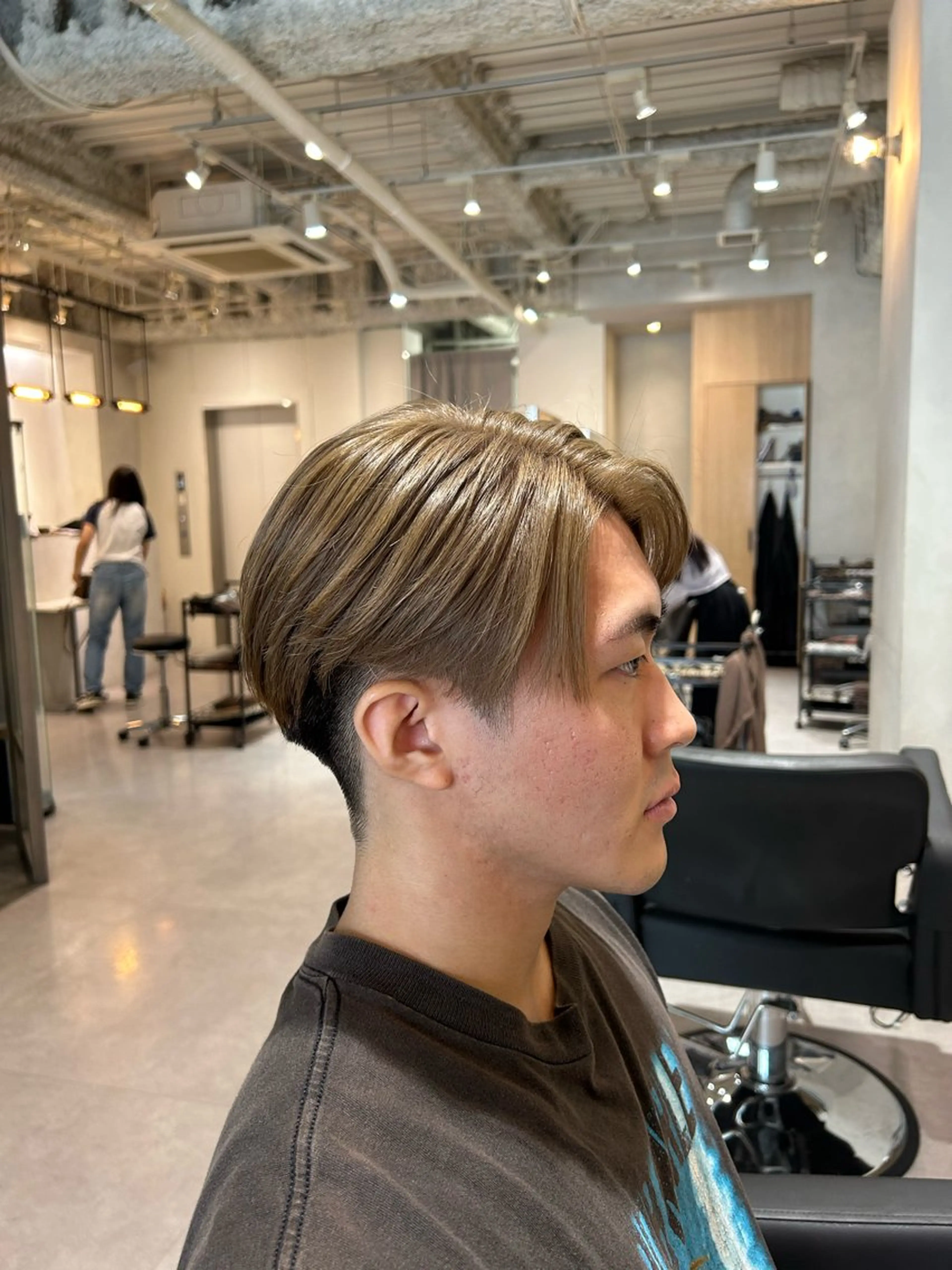 カラー メンズ センターパート メンズハイトーン グレージュ ハイトーンカラー ミルクティーグレージュ BondStory所属・村山真優/Bond storyのヘアスタイル