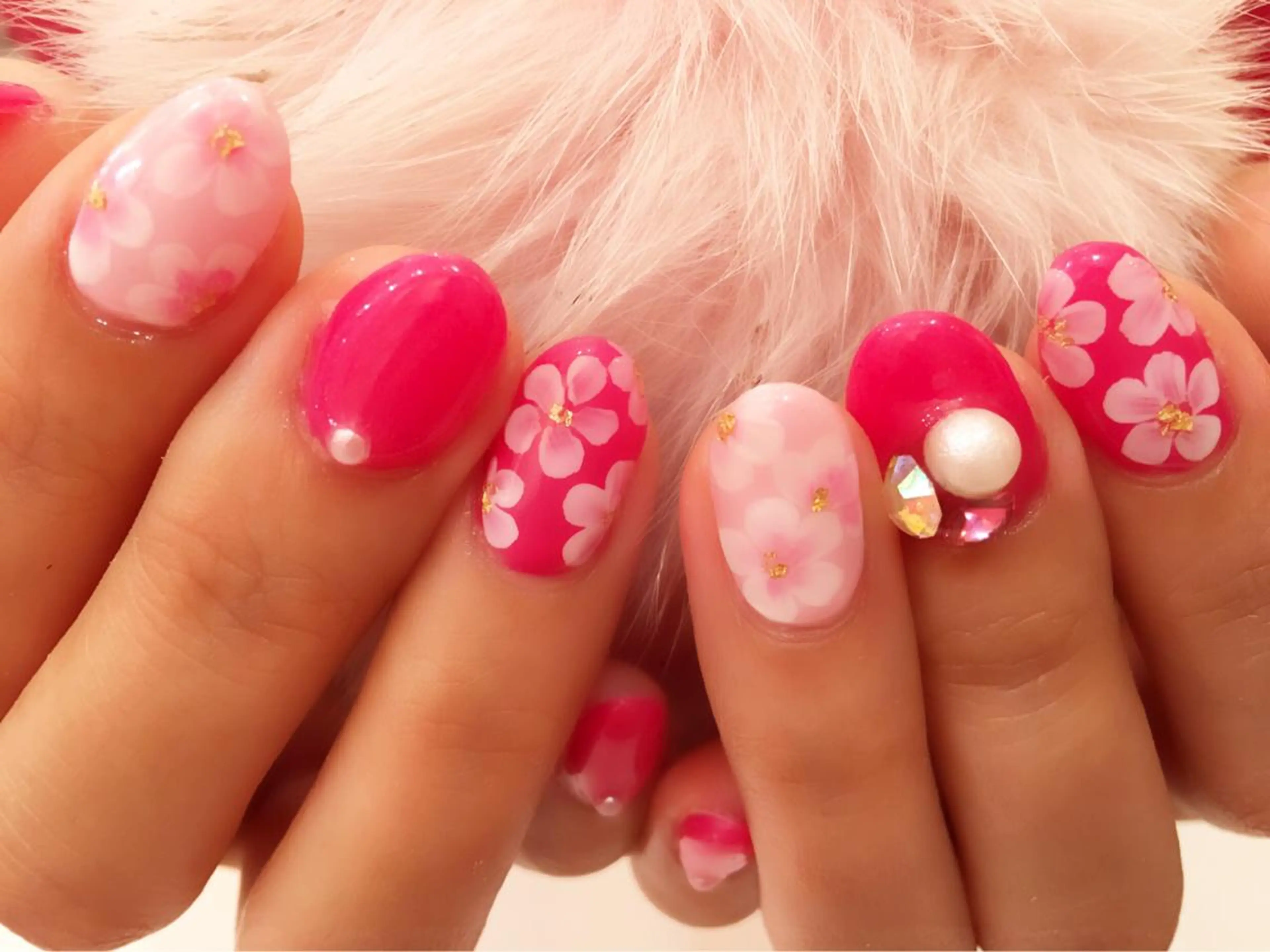 ミディアム カラー ネイル アートネイル ジェルネイル ホログラムネイル ラメ(グリッター) ストーンネイル NAILSGOGO shibuyaのネイルデザイン