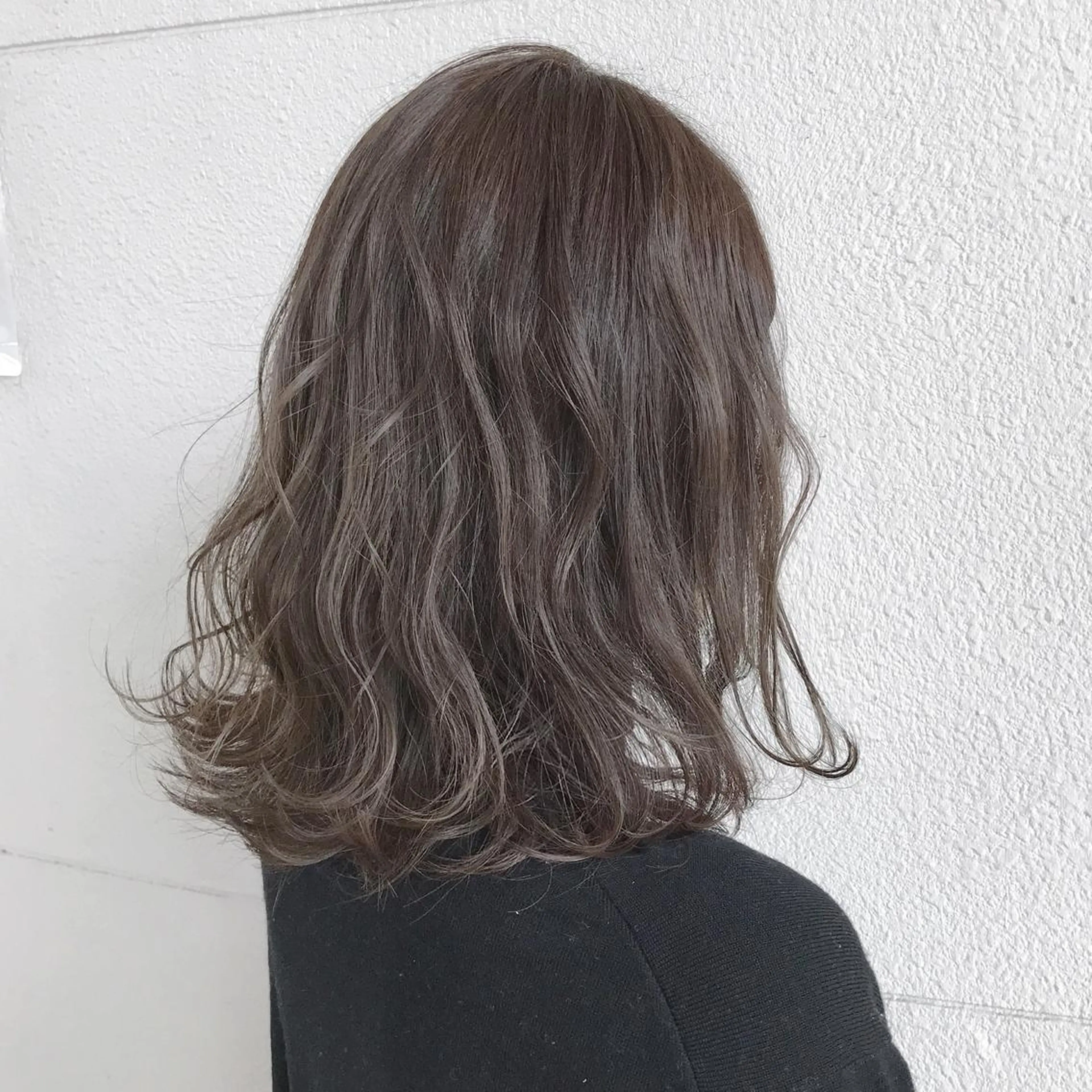 ミディアム カラー グレージュ ハイライトカラー イルミナカラー ハイライト ボブ・レイヤーカット 吉敷航一のヘアスタイル