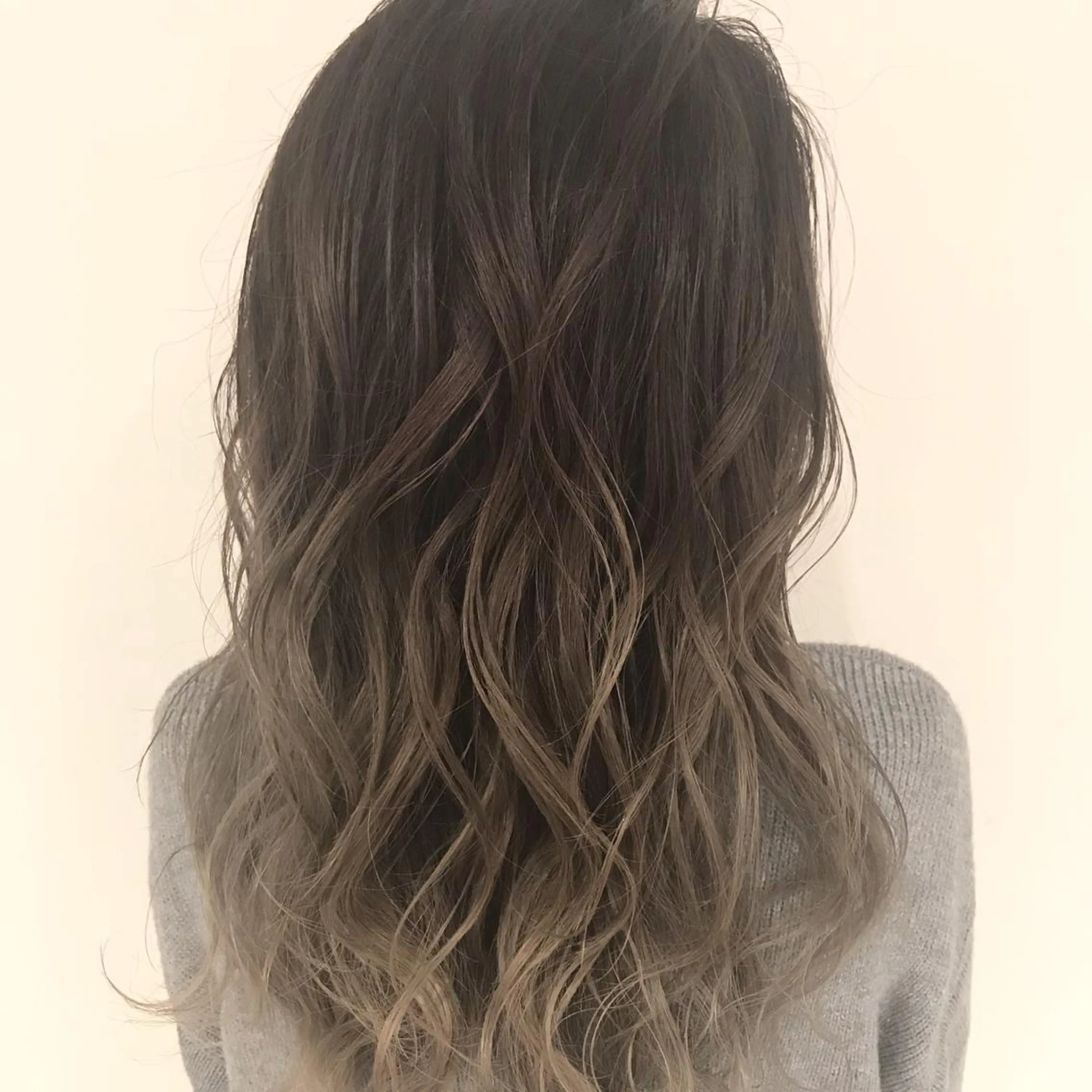 ミディアム カラー ブリーチ ケアブリーチ グラデーションカラー ハイライトカラー イルミナカラー AMI Hair  supply所属・髪質改善カラー 韓国風レイヤーのヘアスタイル