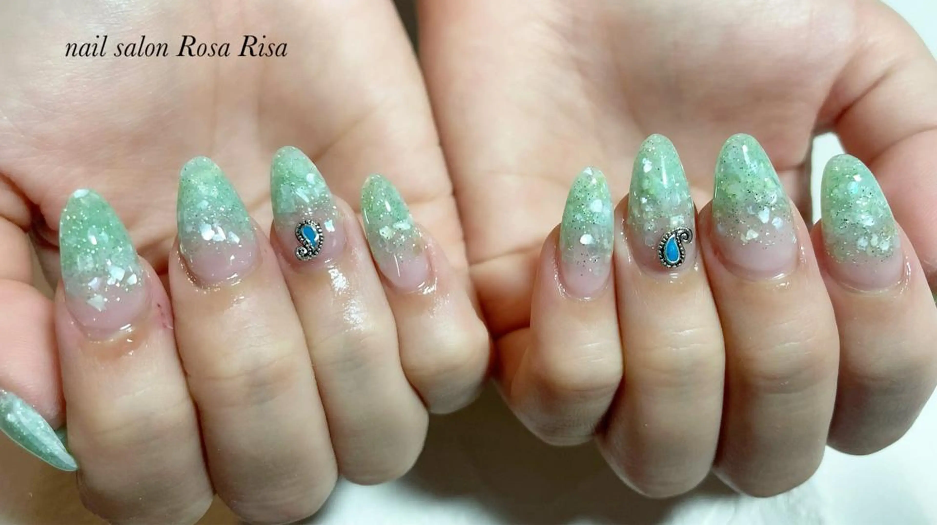 セミロング ネイル グリーン ハンドネイル ネイルスタジオ シェイクユアハンズのネイルデザイン