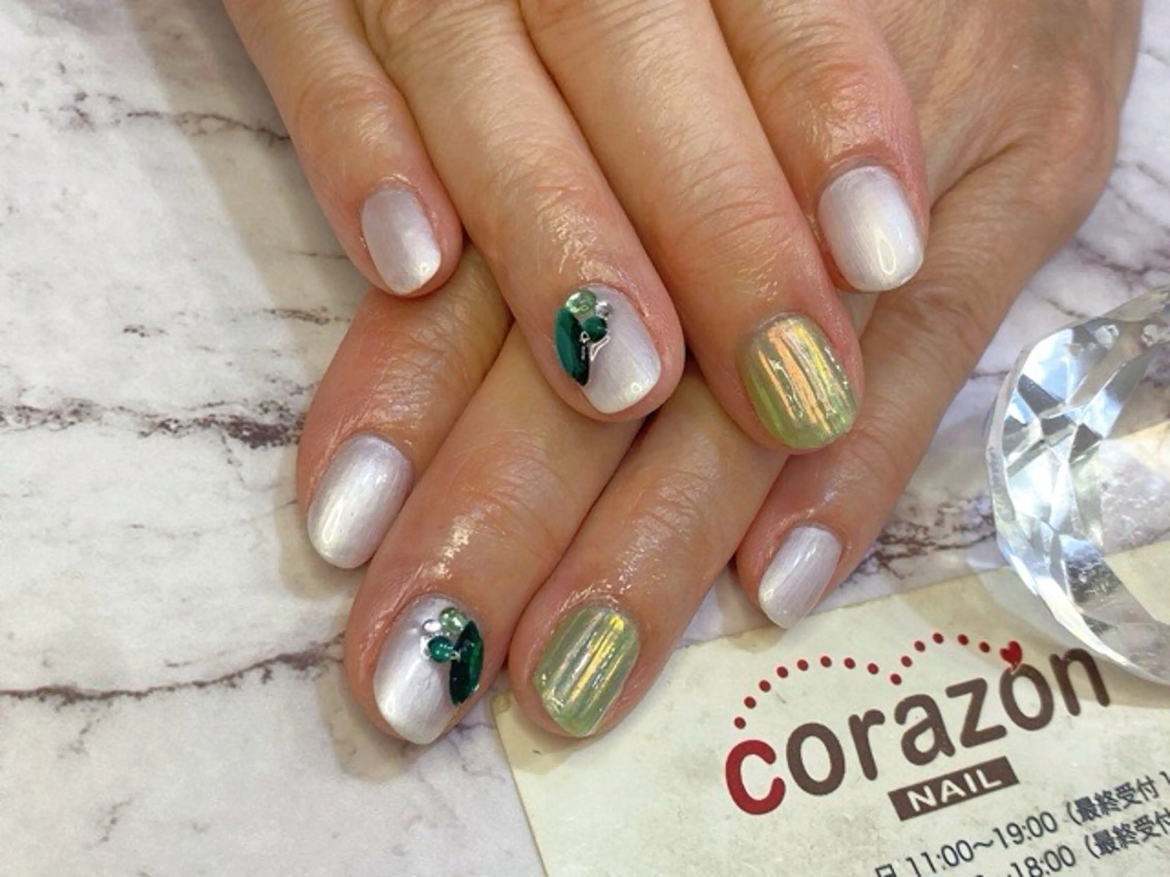 ネイル グリーン ストーンネイル ホワイト corazon所属・ネイリスト aicoのネイルデザイン