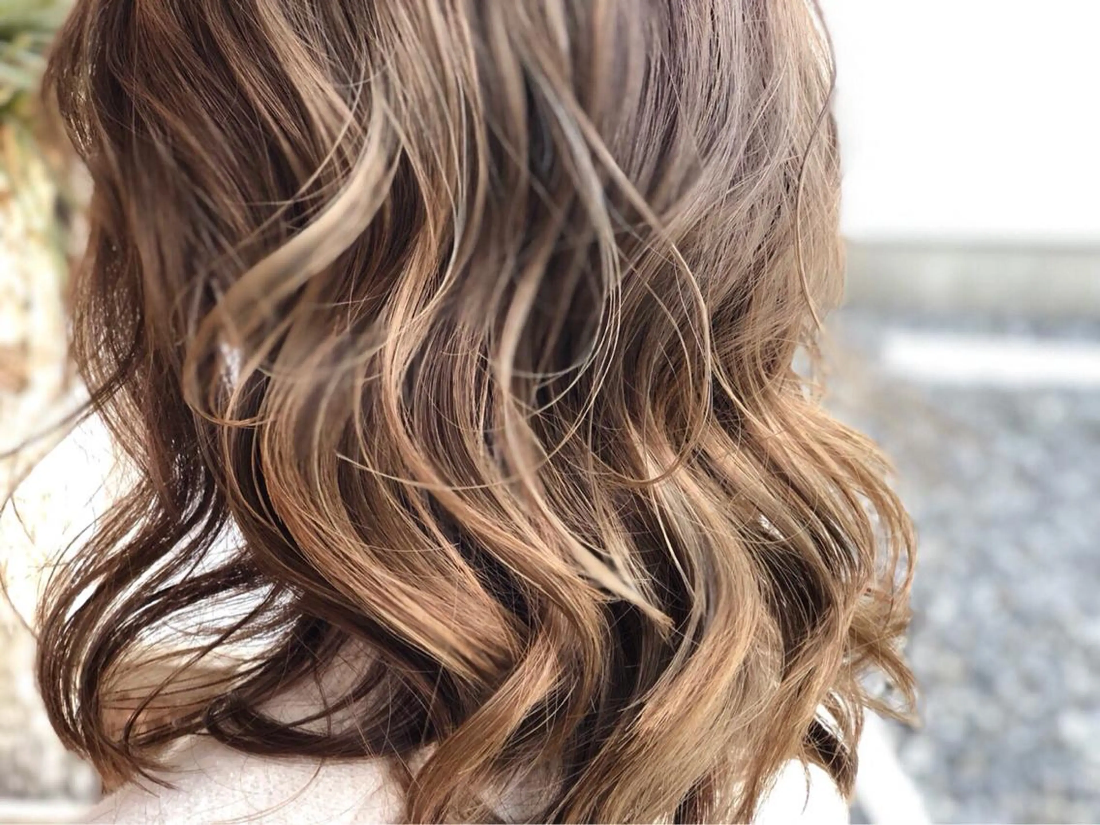 セミロング ハイライト ヘアカラー トリートメント haretoki 髪質改善サロンのヘアスタイル