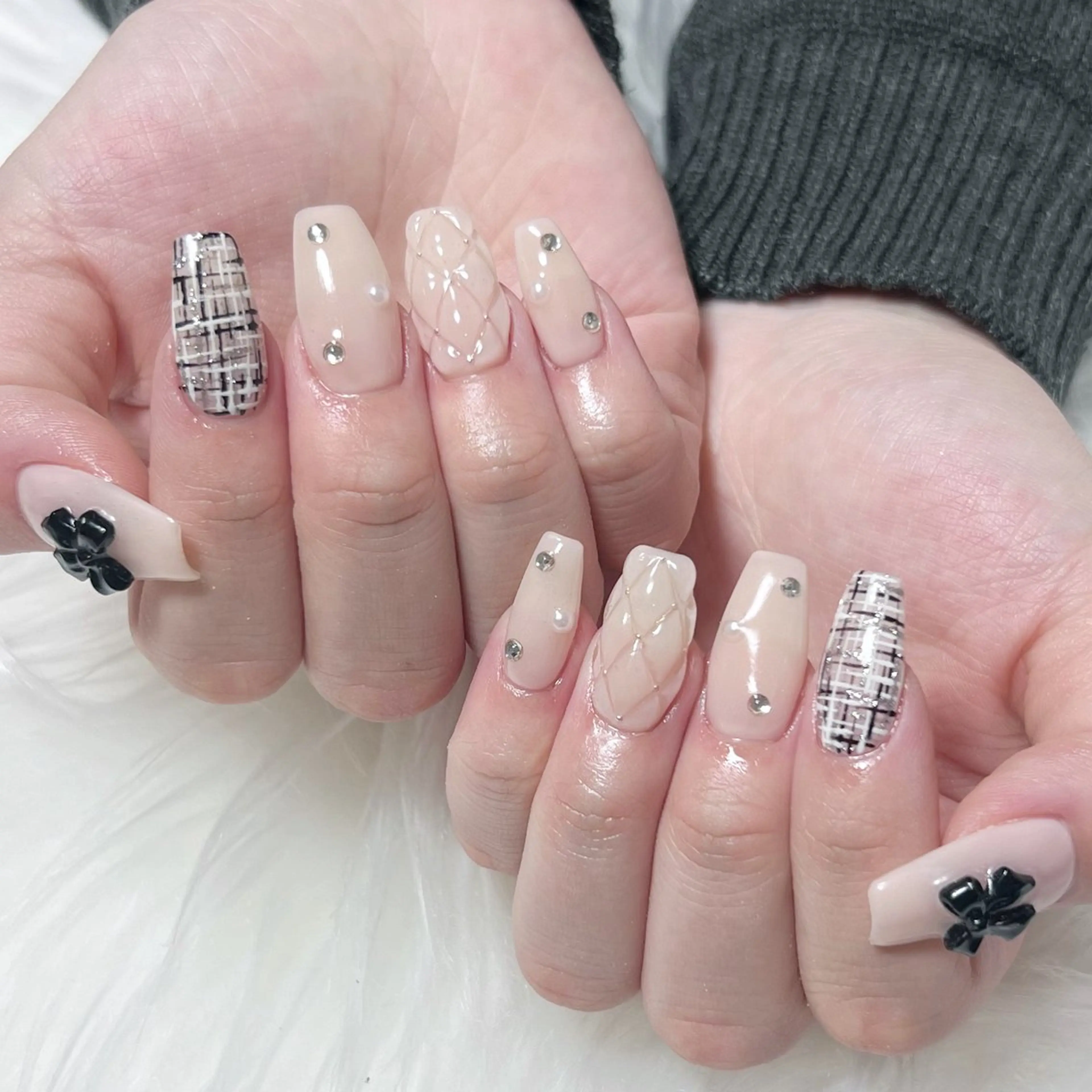 ネイル リボン ストーンネイル ハンドネイル nail salon Bayのネイルデザイン