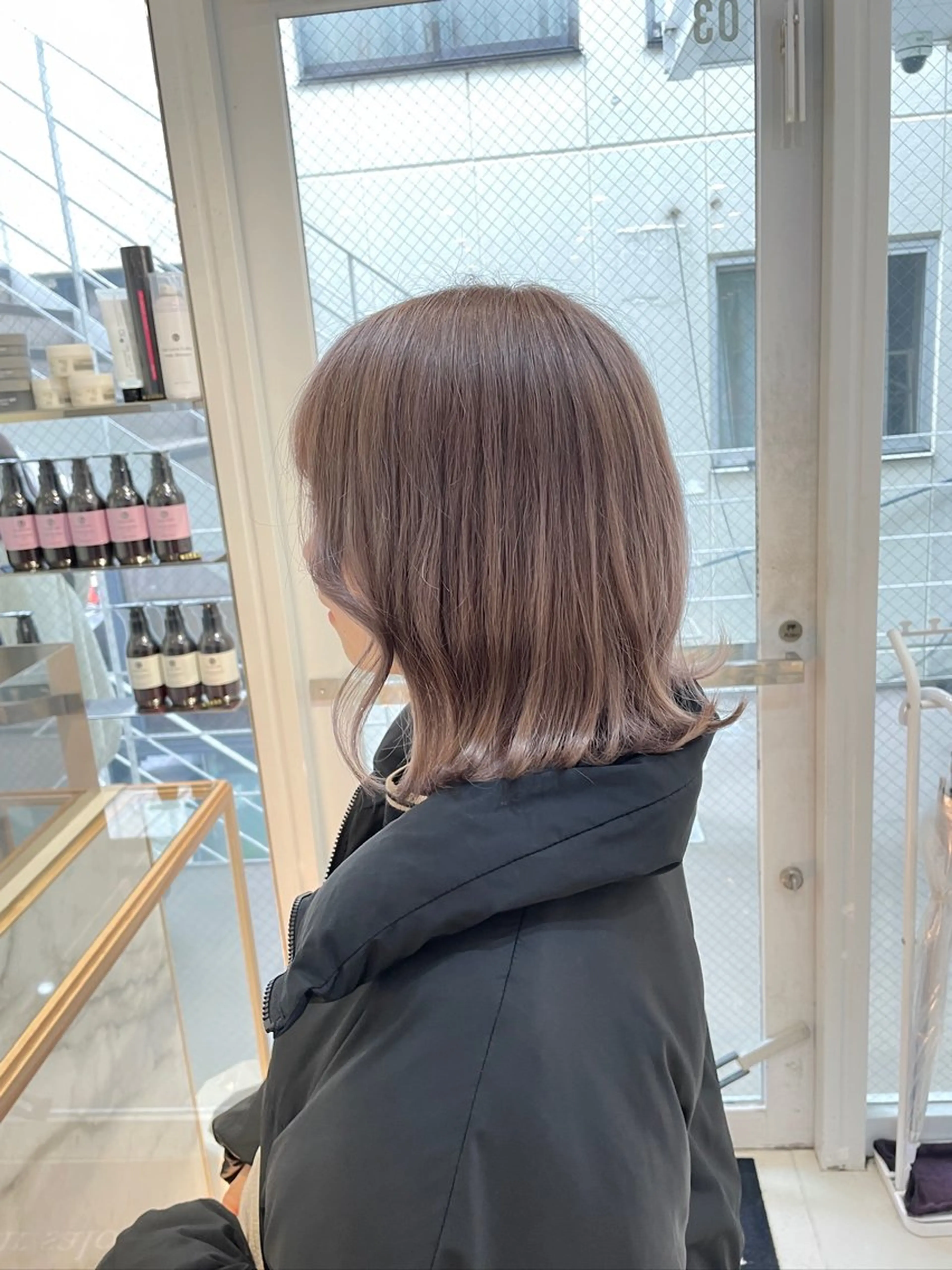 ミディアム カラー ヘアアレンジ ブリーチ グレージュ ミルクティーグレージュ 縮毛矯正 ヘアカラー トリートメント ヘッドスパ ヘアセット 艶髪✨寒色カラー✨ 翁長孝輔のヘアスタイル