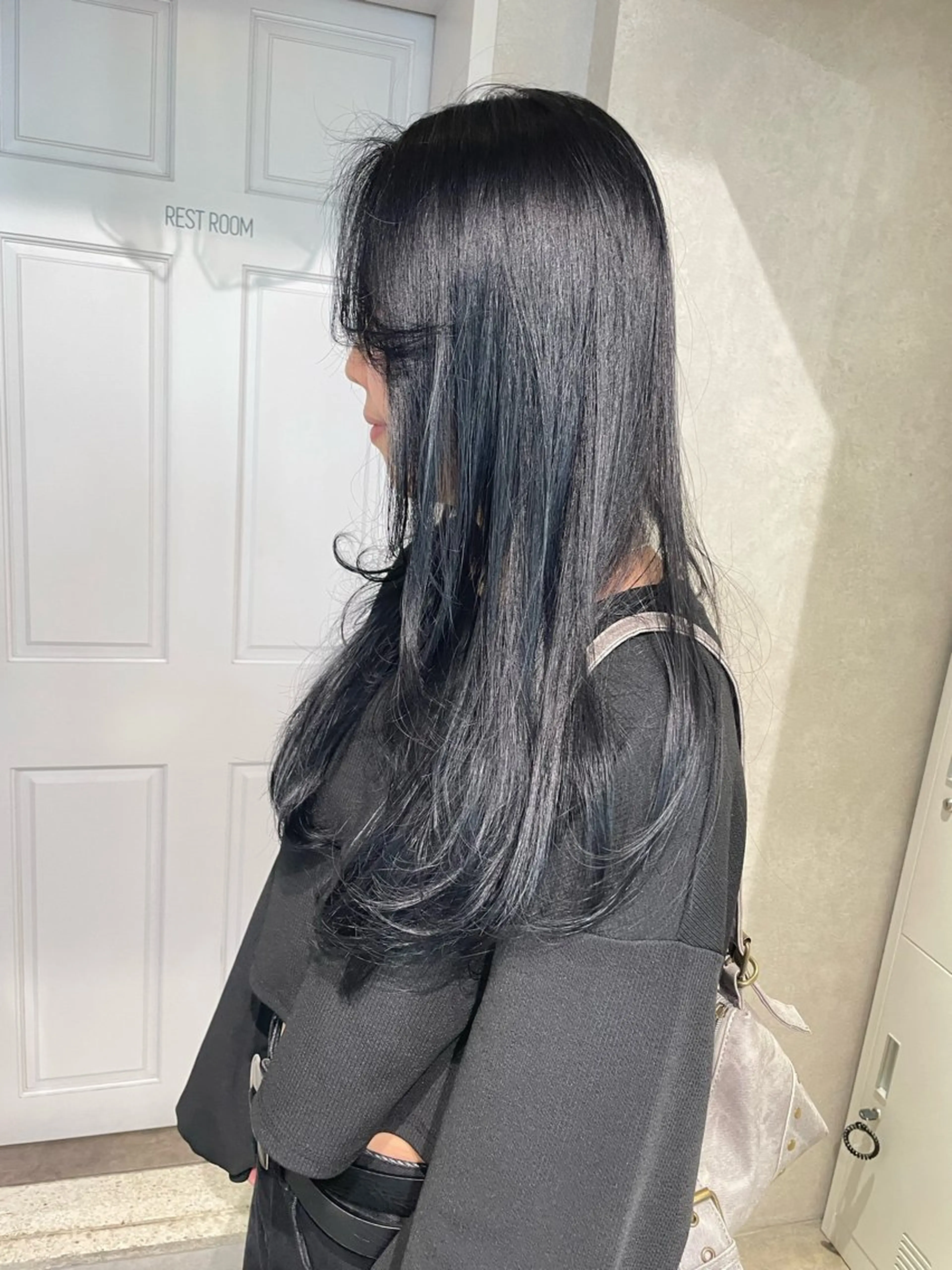 ロング カラー アッシュ 黒髪 シルバー ヘアカラー ナチュラル透明感🌱 小山美樹子のヘアスタイル