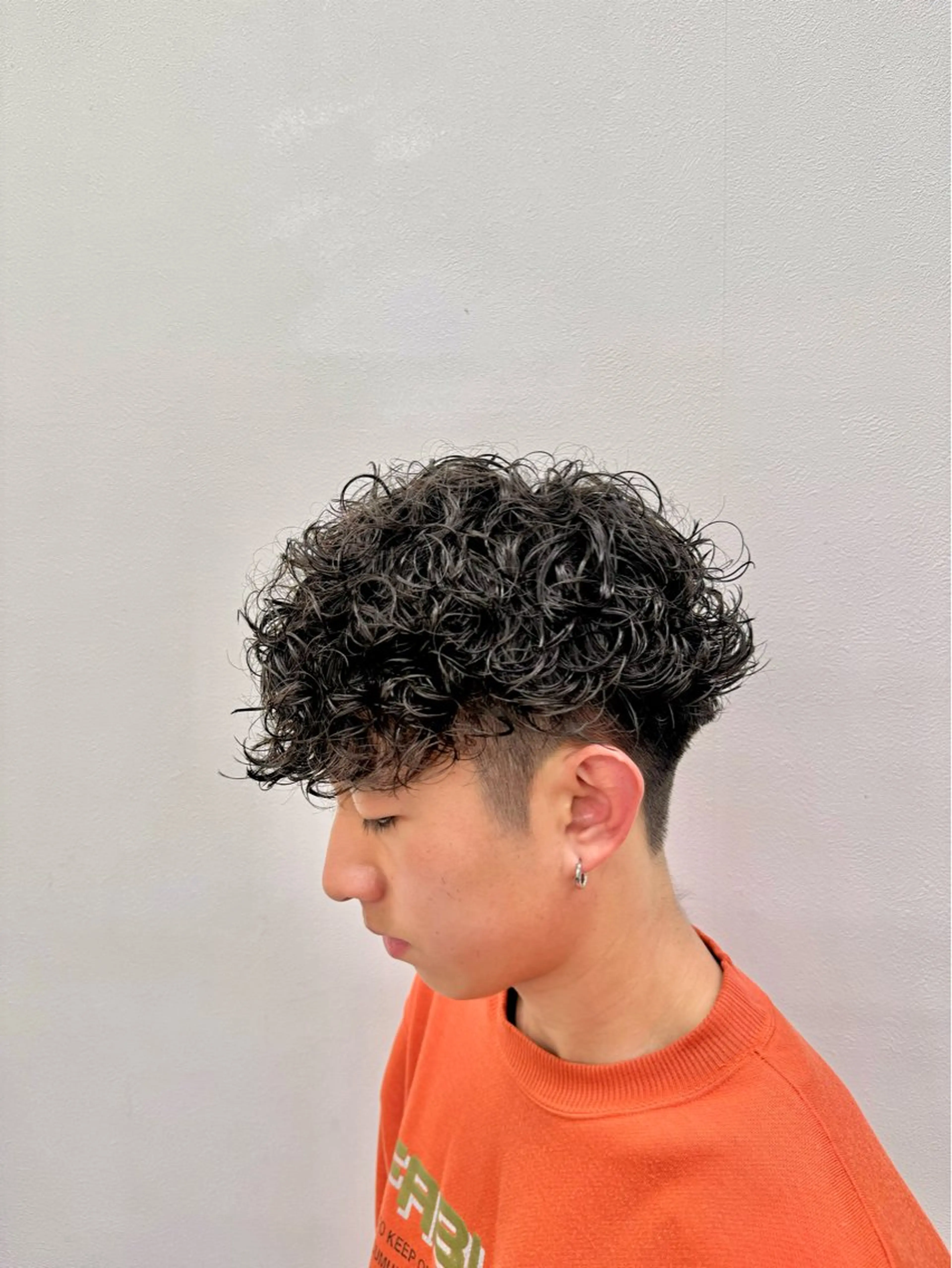 ミディアム パーマ ヘアアレンジ メンズ ミディアムパーマ メンズパーマ プードルパーマ プードルパーマ カット パーマ トリートメント ヘッドスパ ヘアセット 顔まわりカット の達人のヘアスタイル