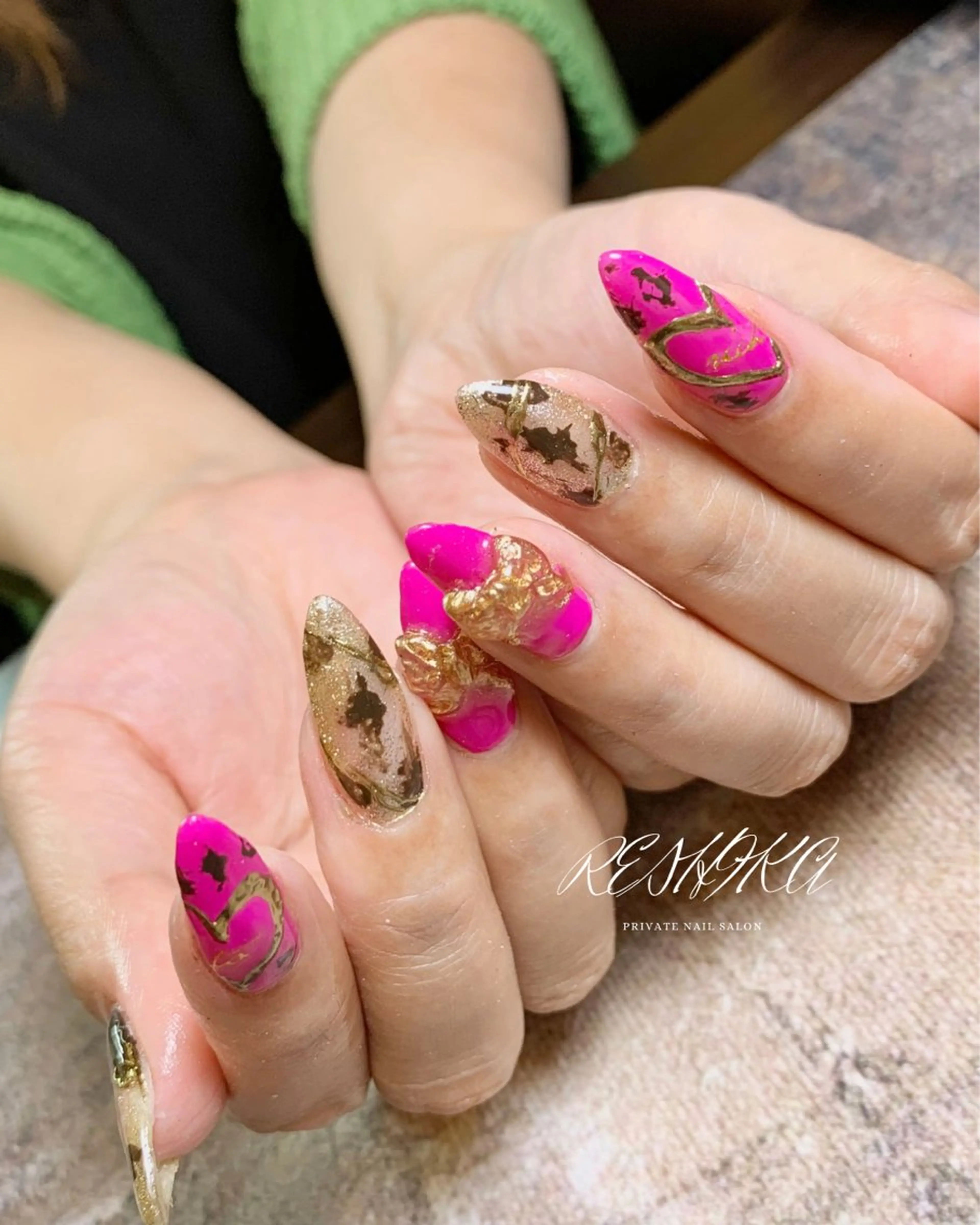 ネイル ゴールド キラキラネイル ラメ(グリッター) ピンク リボン m mのネイルデザイン