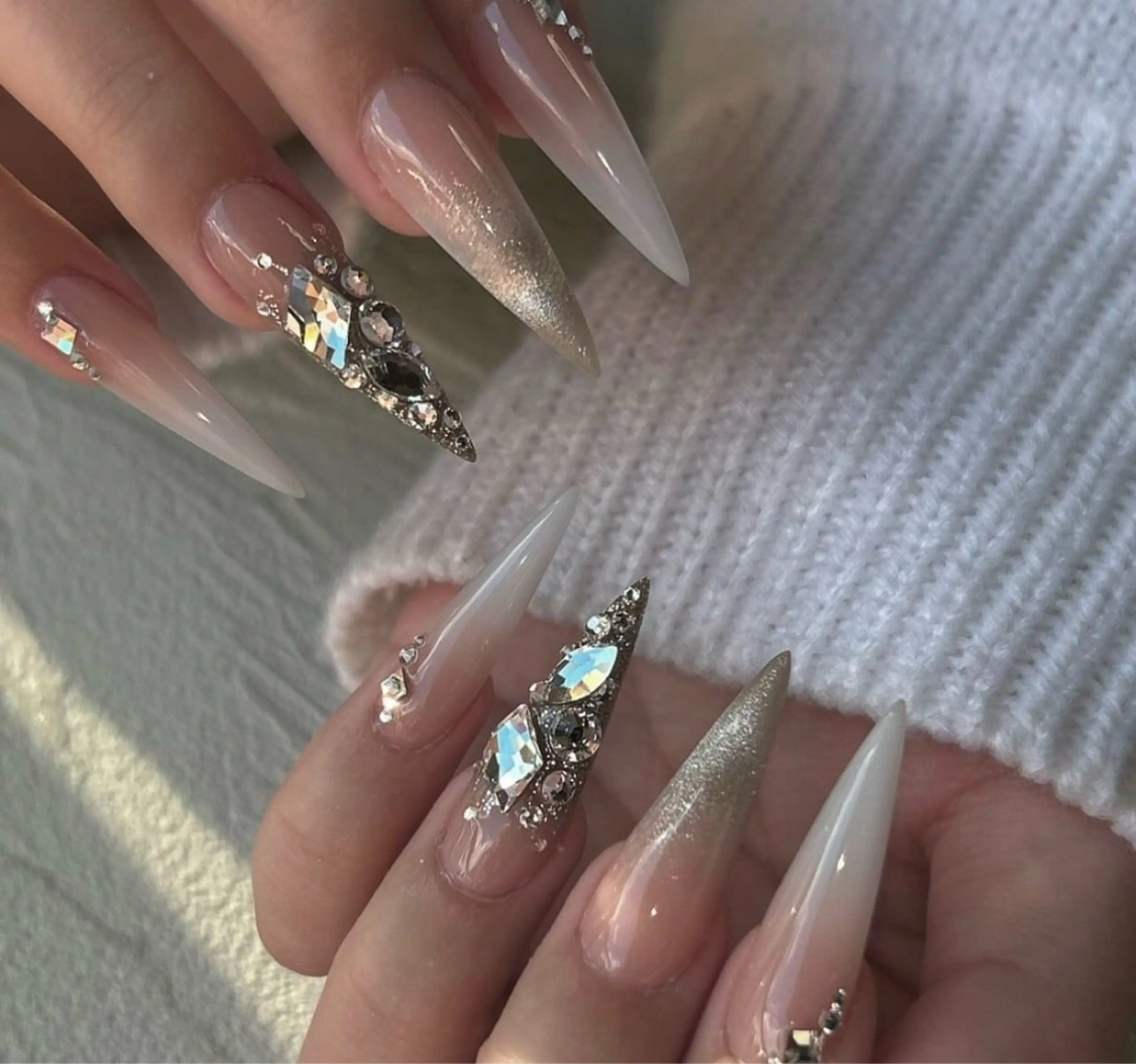 ネイル グラデーション キラキラネイル ワンカラーネイル 冬ネイル Jenn Nail Salonのネイルデザイン