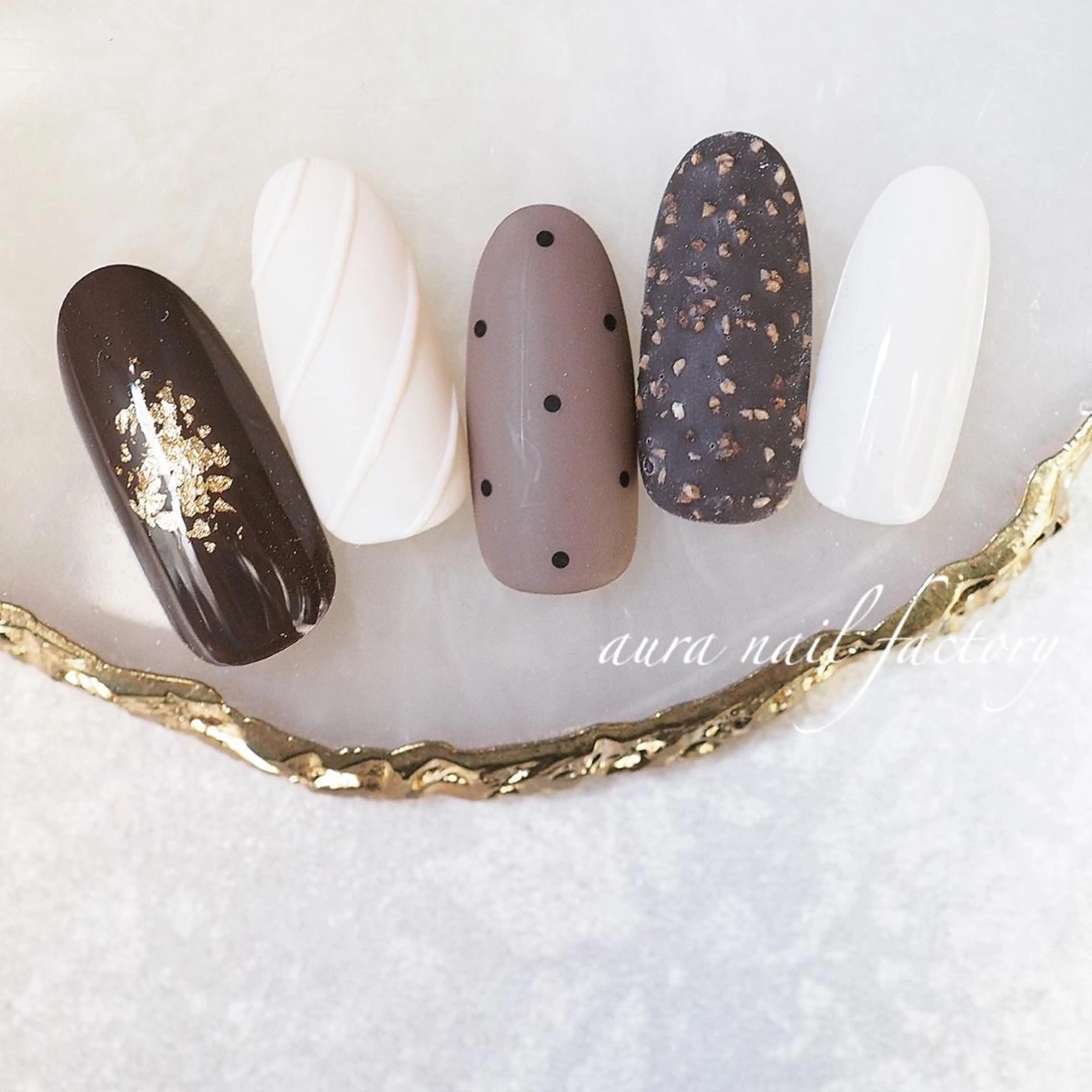 ミディアム カラー ネイル 赤色 バレンタイン 冬ネイル 赤羽　アウラ ネイルファクトリーのネイルデザイン