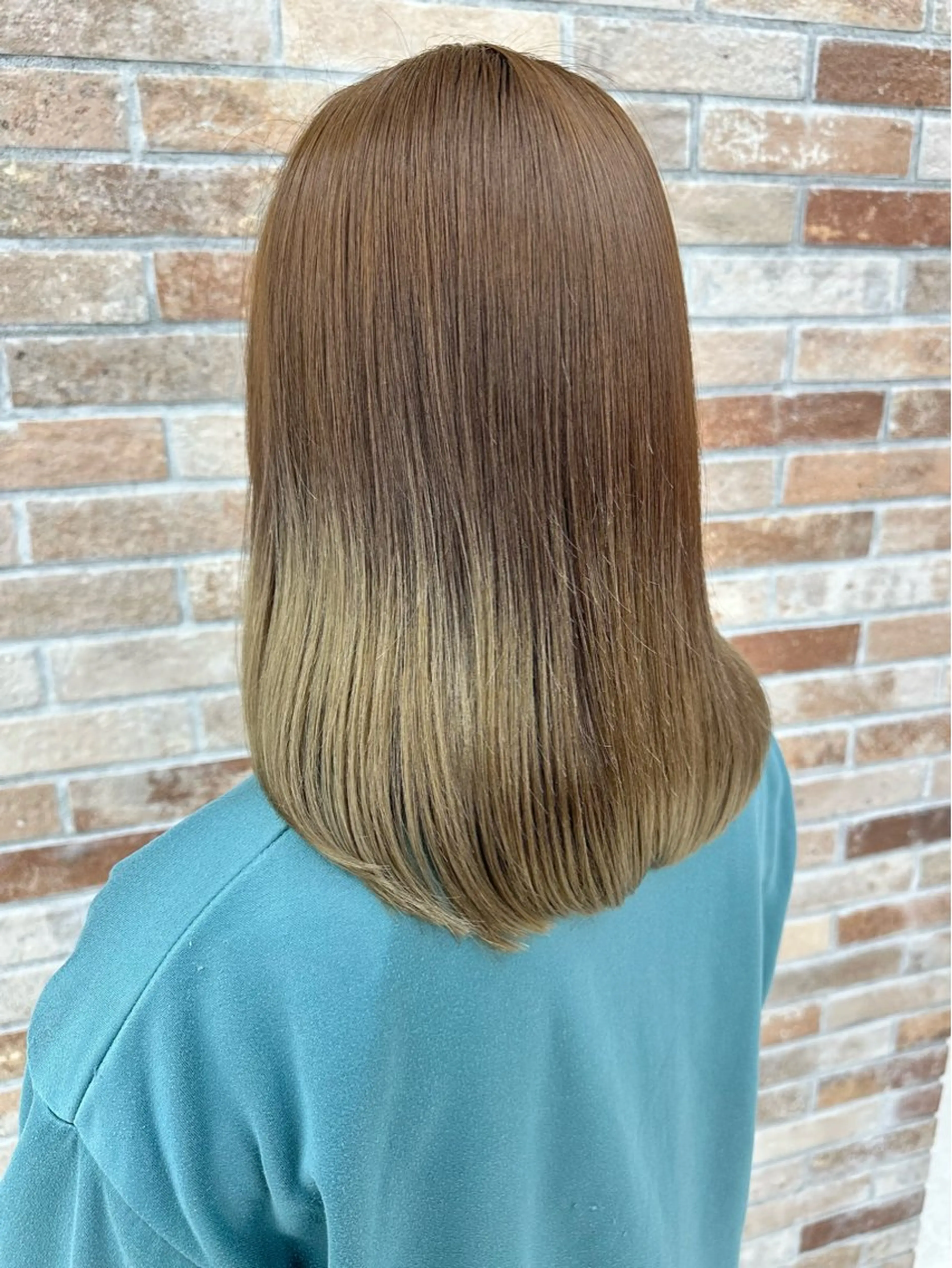 セミロング カラー ベージュカラー ブリーチ ブラウンカラー ブラウンベージュ 透明感カラー 齋藤 らいのヘアスタイル