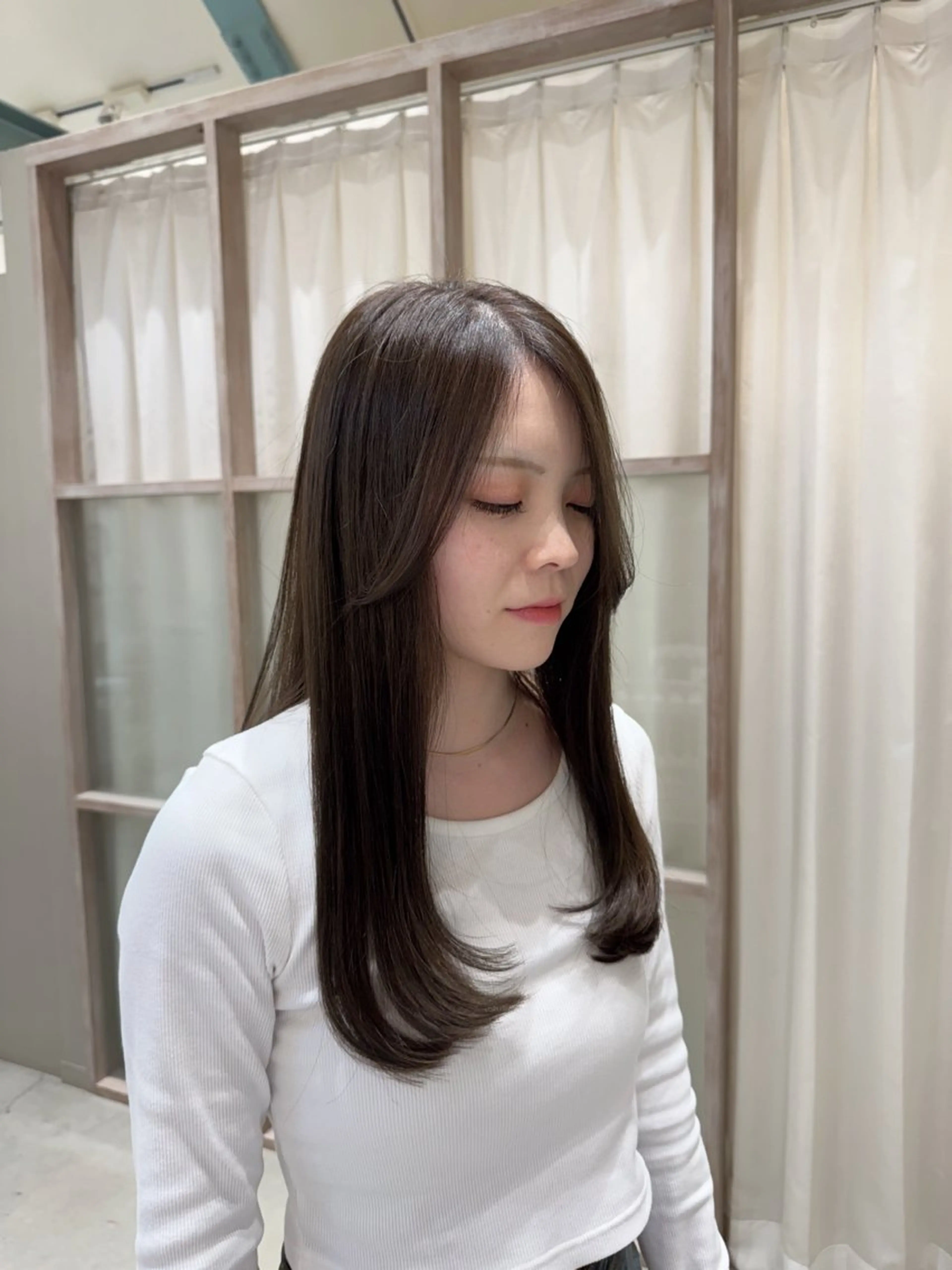 セミロング カラー ベージュカラー 透明感カラー オリーブベージュ 顔まわりレイヤー レイヤーカット 太田 千尋のヘアスタイル