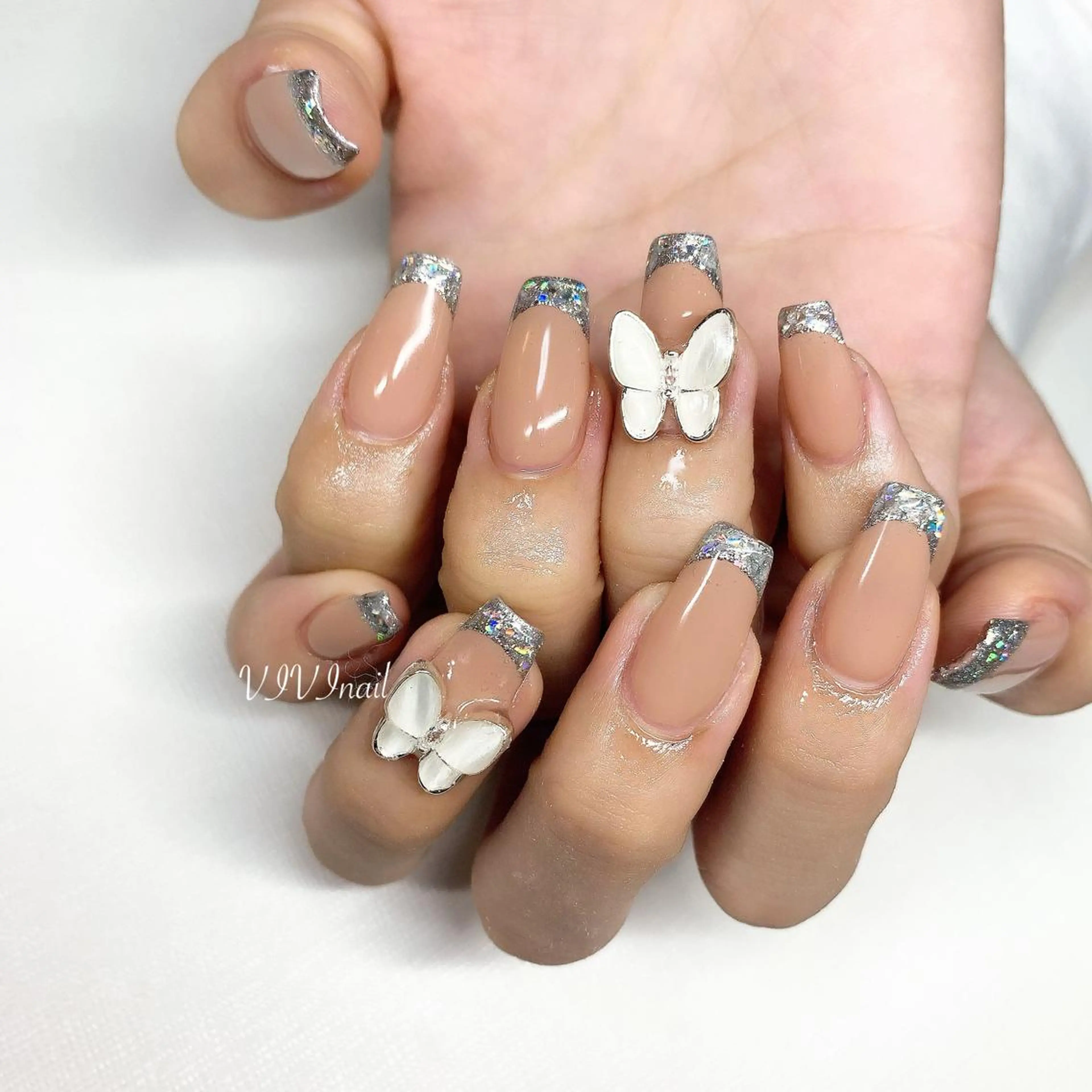 ネイル フレンチネイル キラキラネイル ハンドネイル vivi nailのネイルデザイン