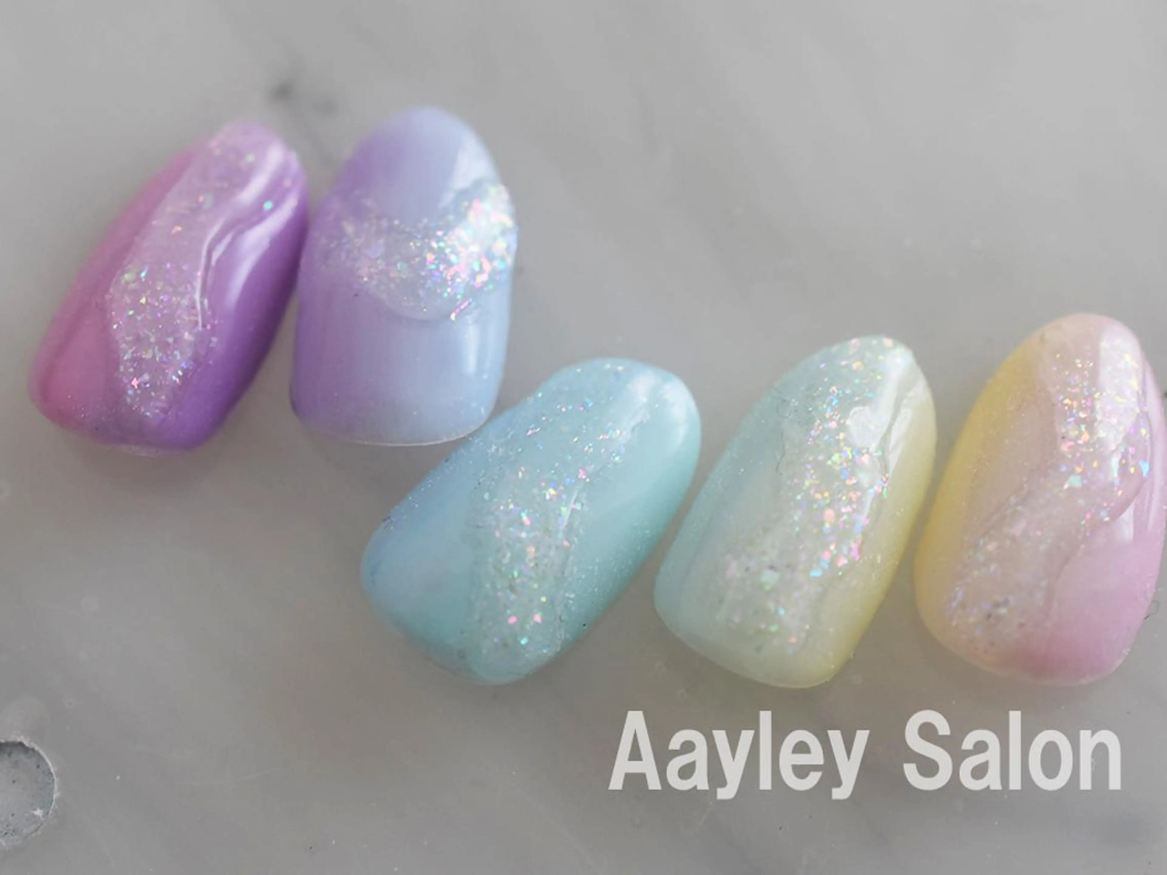 ミディアム カラー ネイル Aayley(アイリー)Salon所属・Aayley アイリ―サロンのネイルデザイン