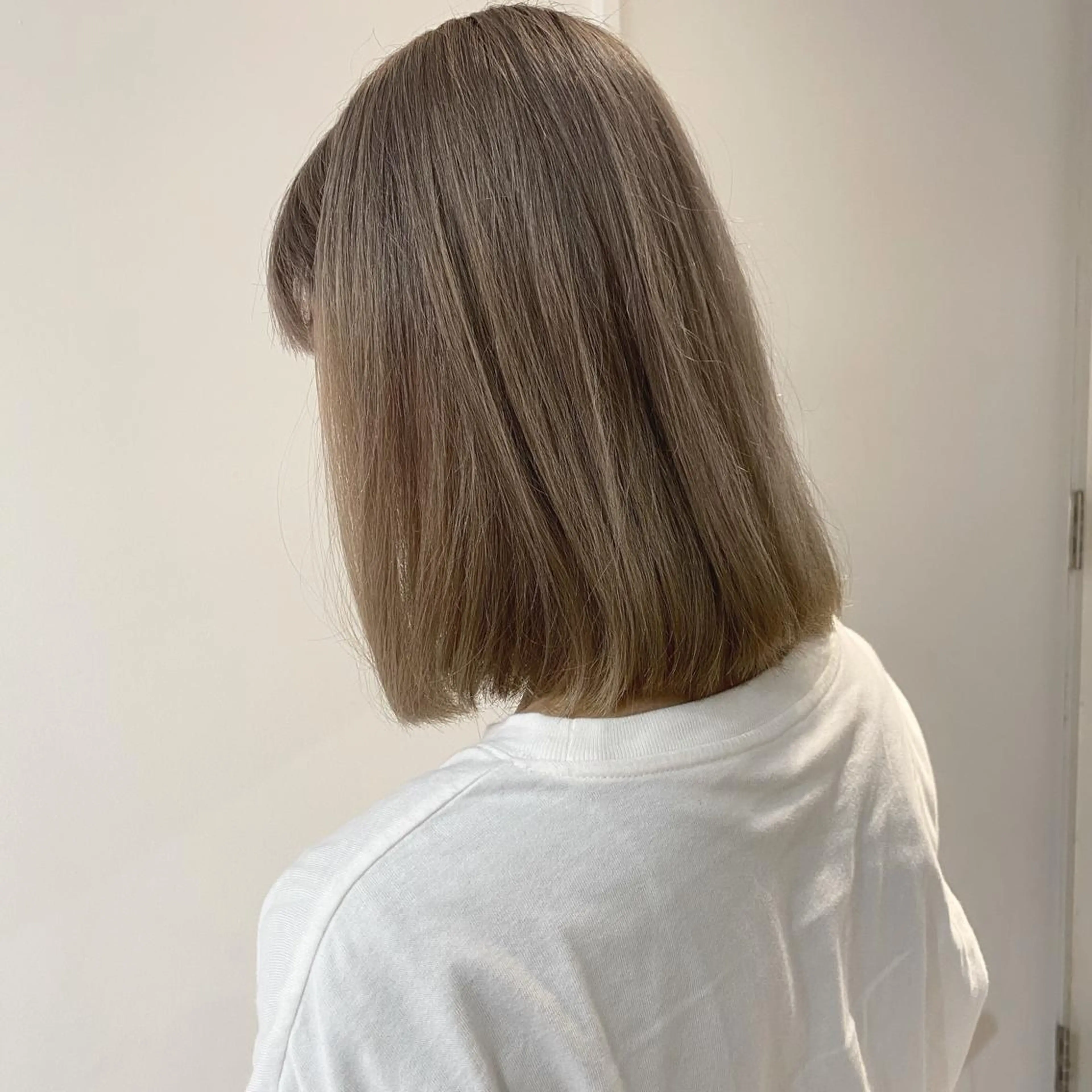 ミディアム カラー グレージュ ハイトーンカラー ミルクティーグレージュ 上村 良一のヘアスタイル