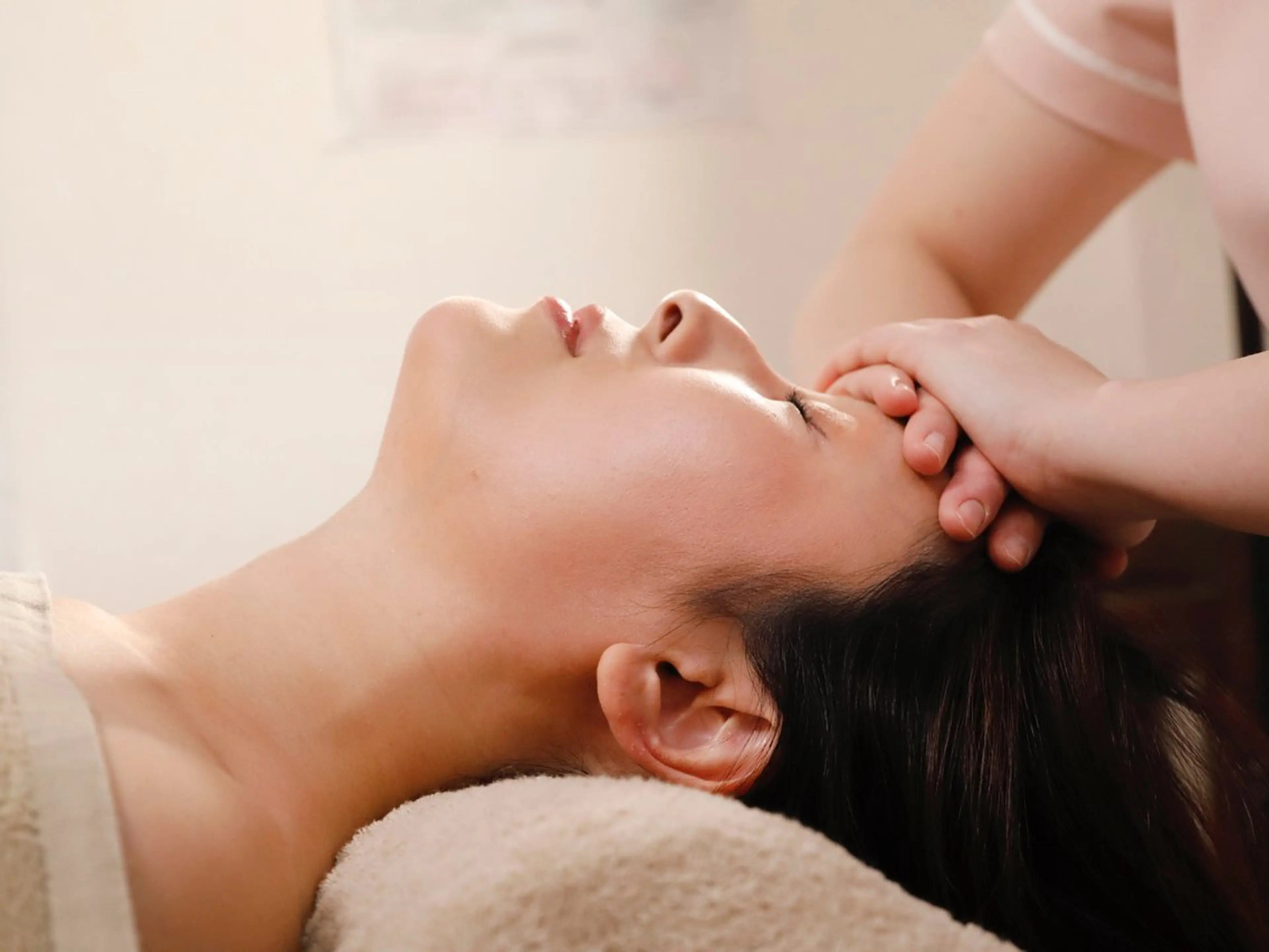 たるみ顔×ほうれい線ケア！小顔矯正×骨盤矯正リフトケア 40分¥9800→¥6600の写真