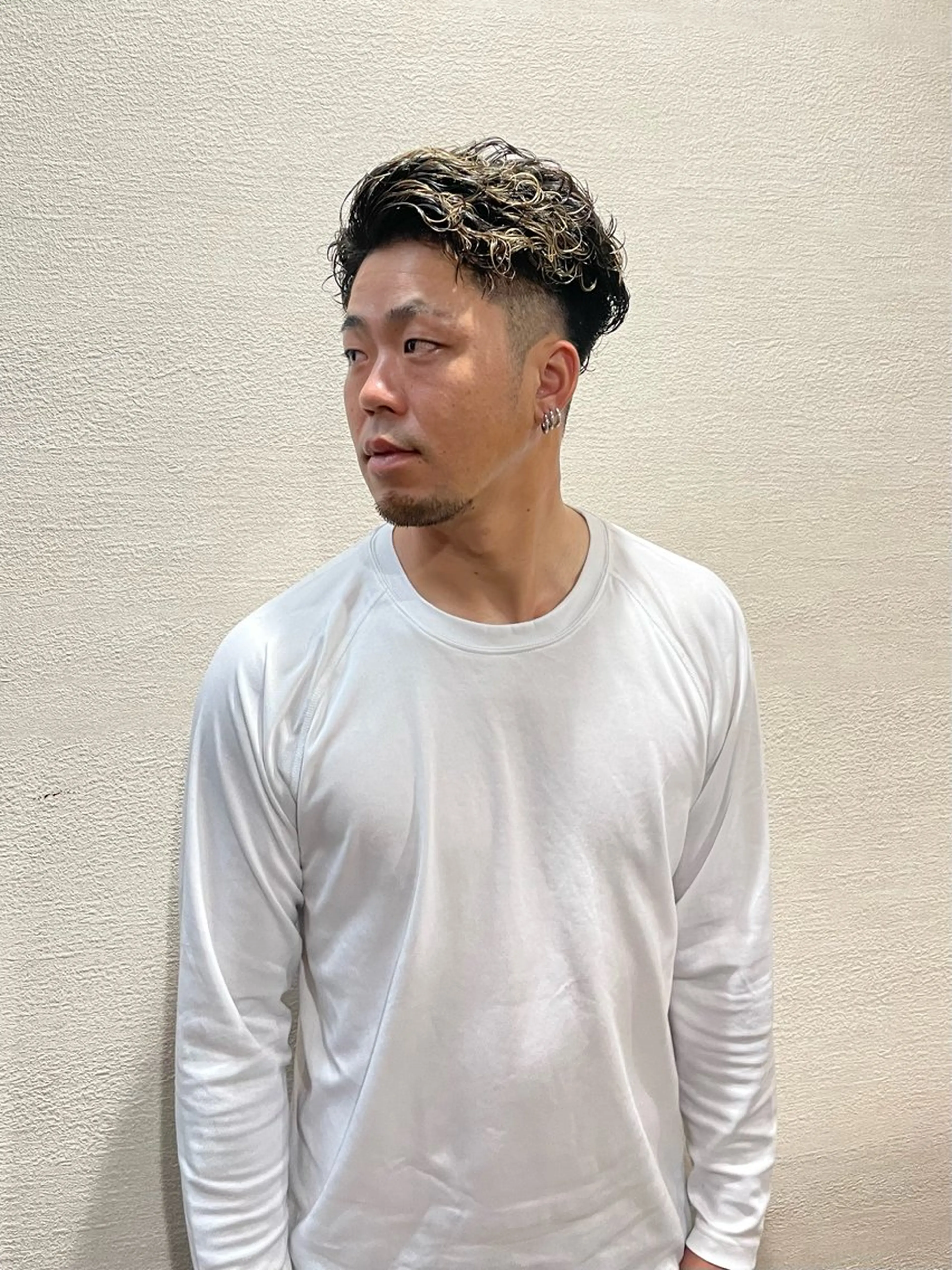 ショート カラー パーマ メンズ メンズハイライト メンズパーマ 刈り上げ グラデーションカラー ハイライトカラー grAt所属・森 真伊希のヘアスタイル