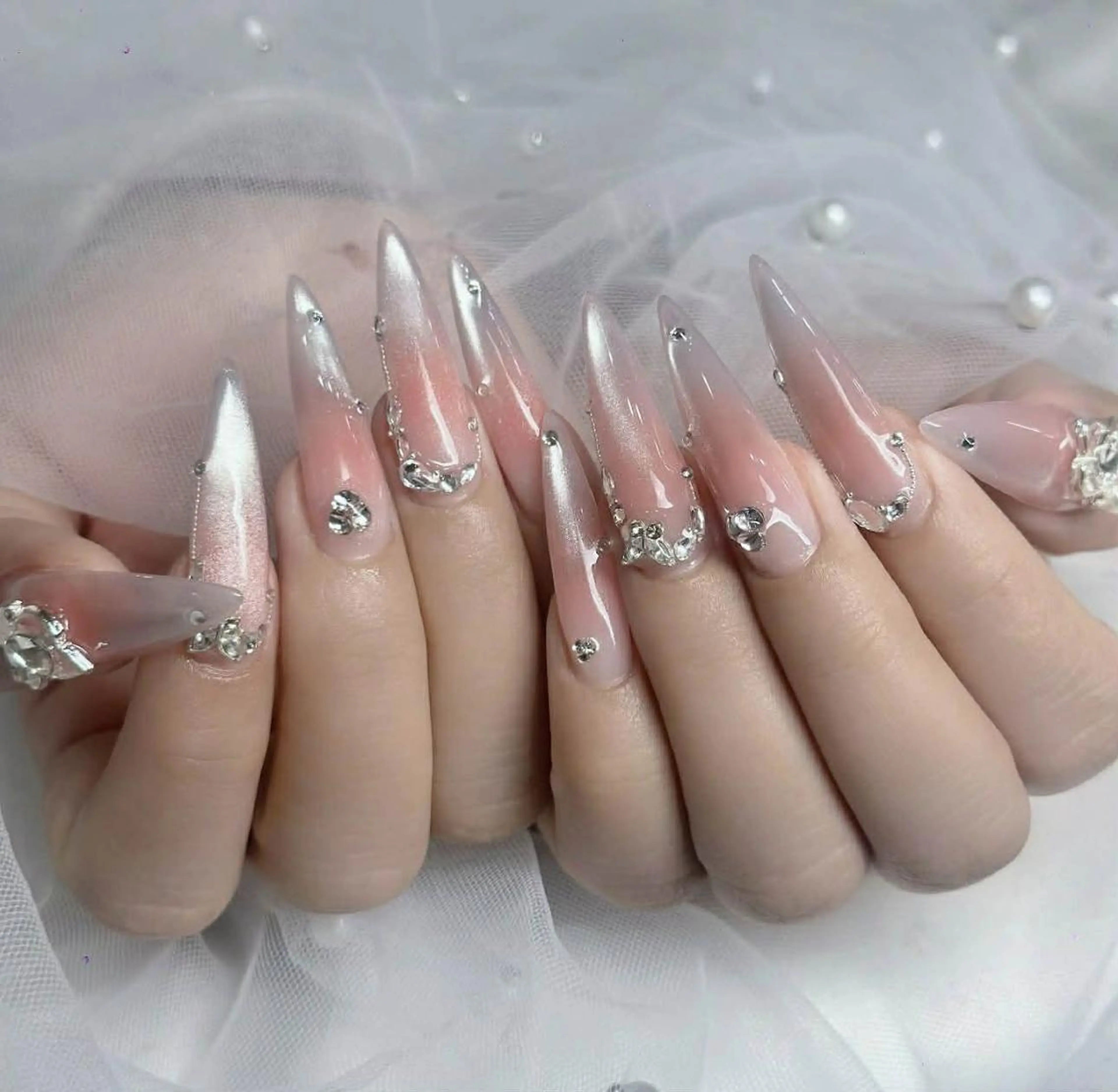 ロング カラー ベージュカラー グラデーションカラー ピンクカラー 韓国風ヘア ハンドネイル Bling Salonのネイルデザイン