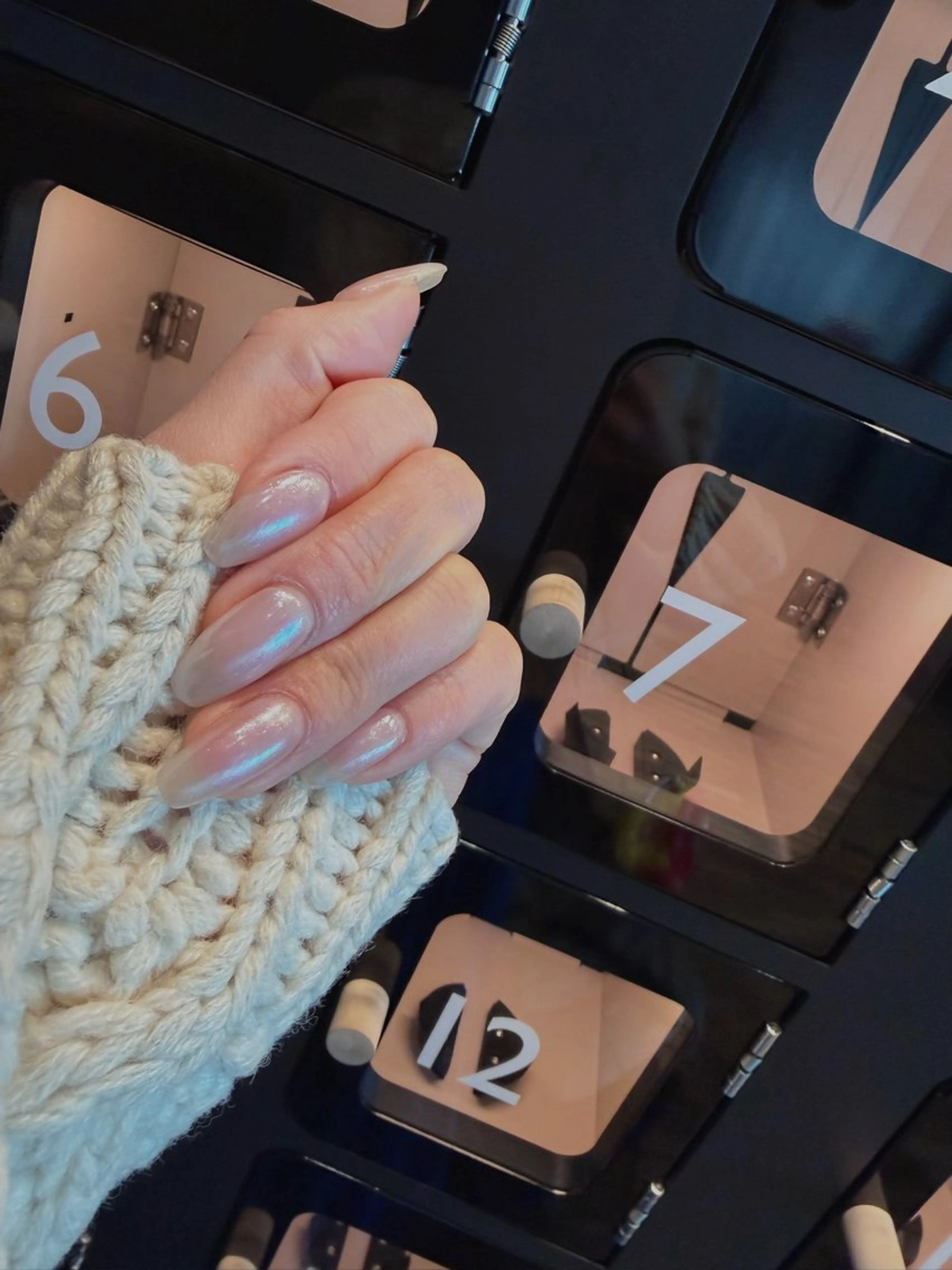 最新トレンド🤍ヘイリーネイル(ミラーネイル)の写真