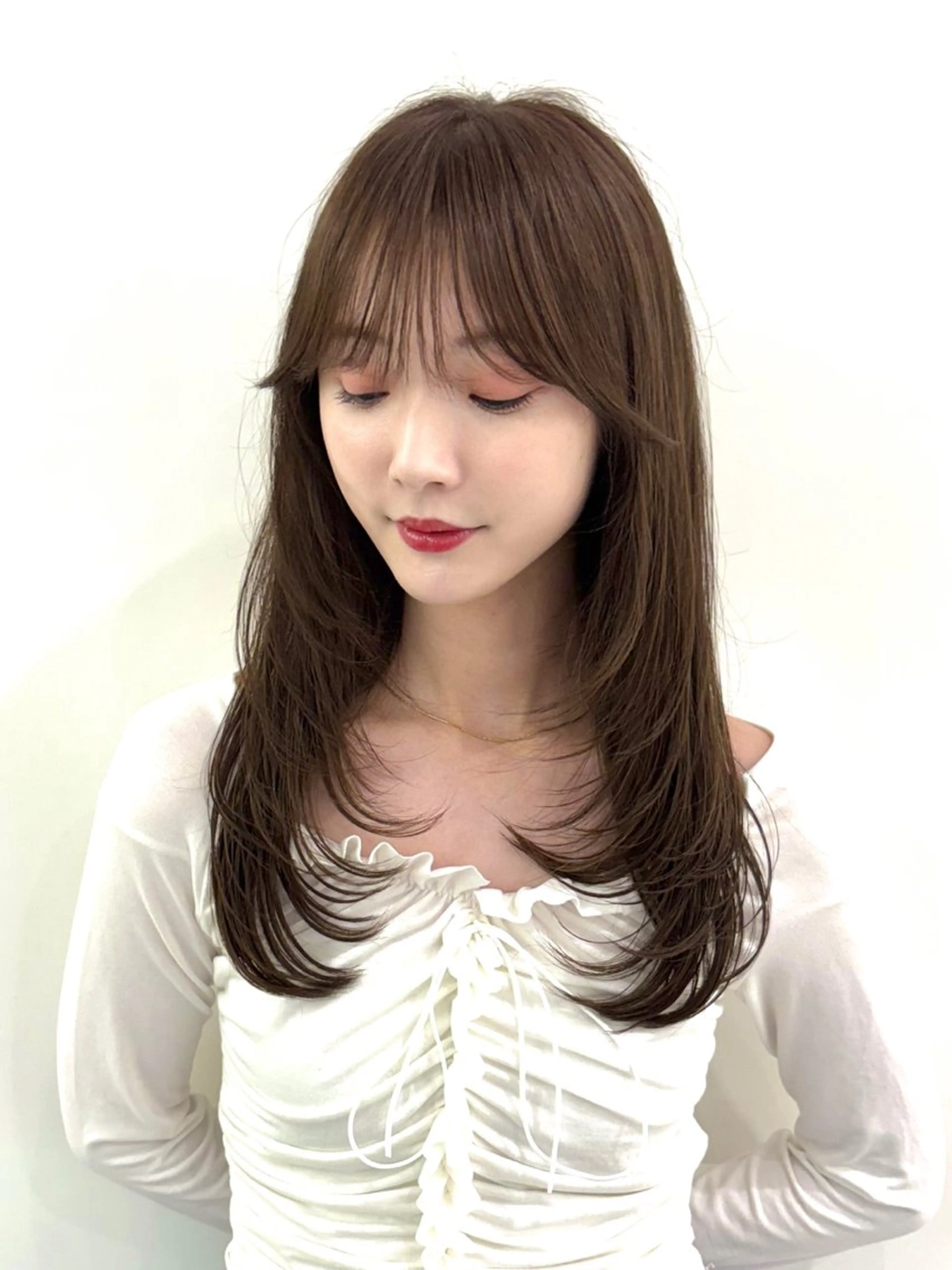 セミロング カラー ベージュカラー 透明感カラー グレージュ レイヤーカット 小顔カット カット ヘアカラー トリートメント PULSE yokohama所属・横浜駅/韓国レイヤー カット/髪質改善のヘアスタイル