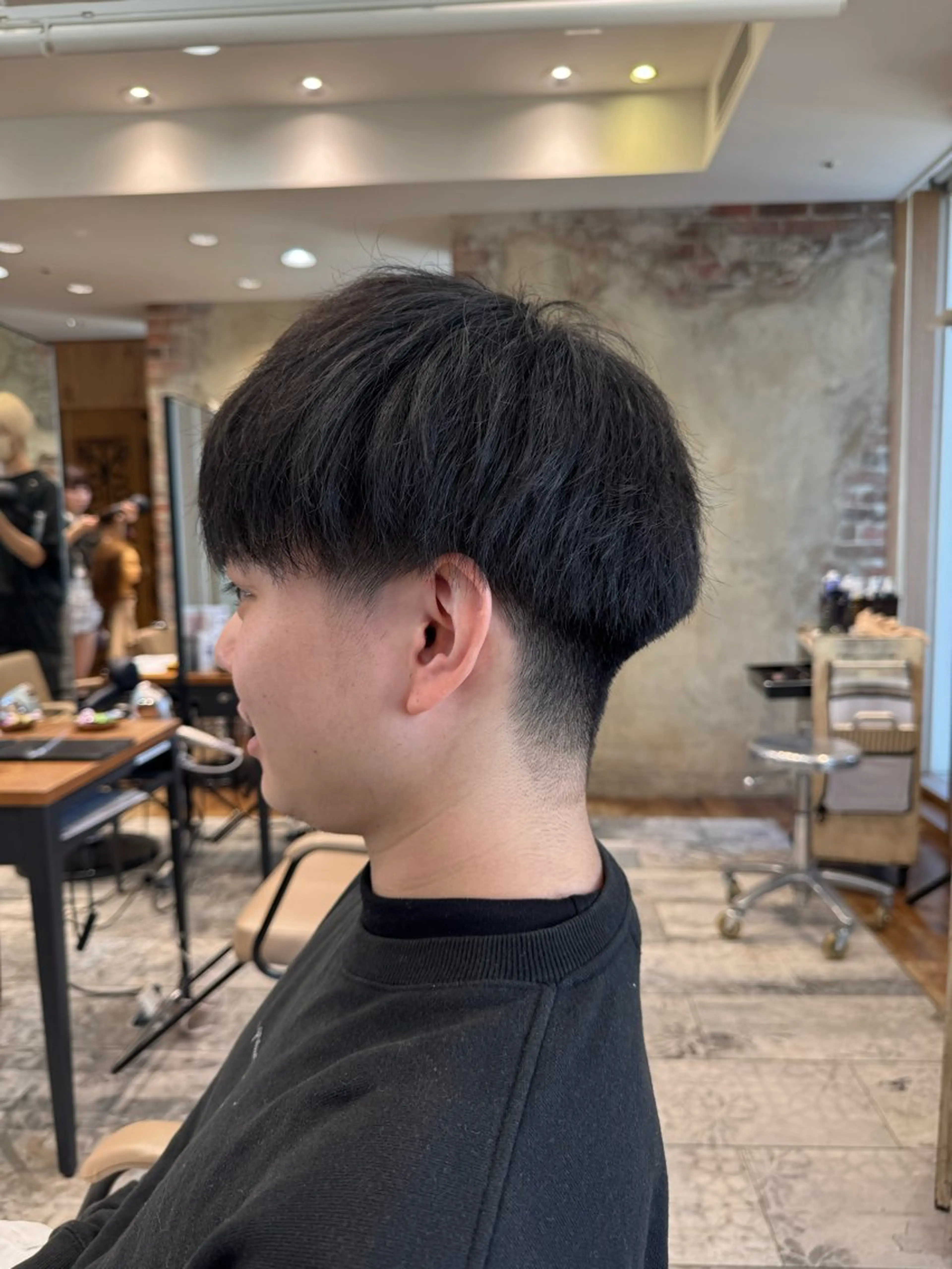 メンズ 新宿/レイヤー 顔周りカット溝手優太のヘアスタイル