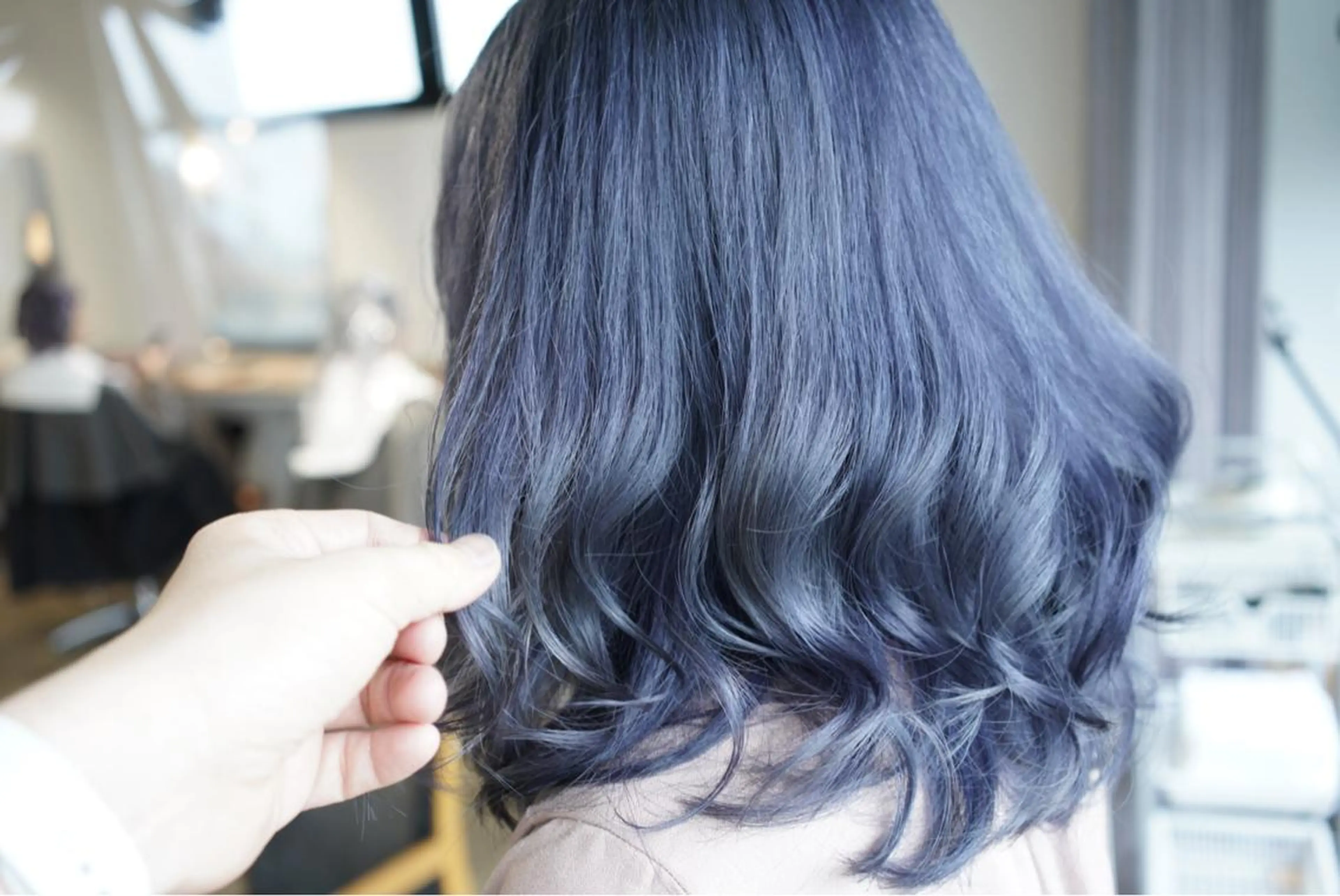 ミディアム カラー ネイビーカラー ヘアカラー トリートメント ハイトーン/レイヤー /ケアブリーチ石川治のヘアスタイル