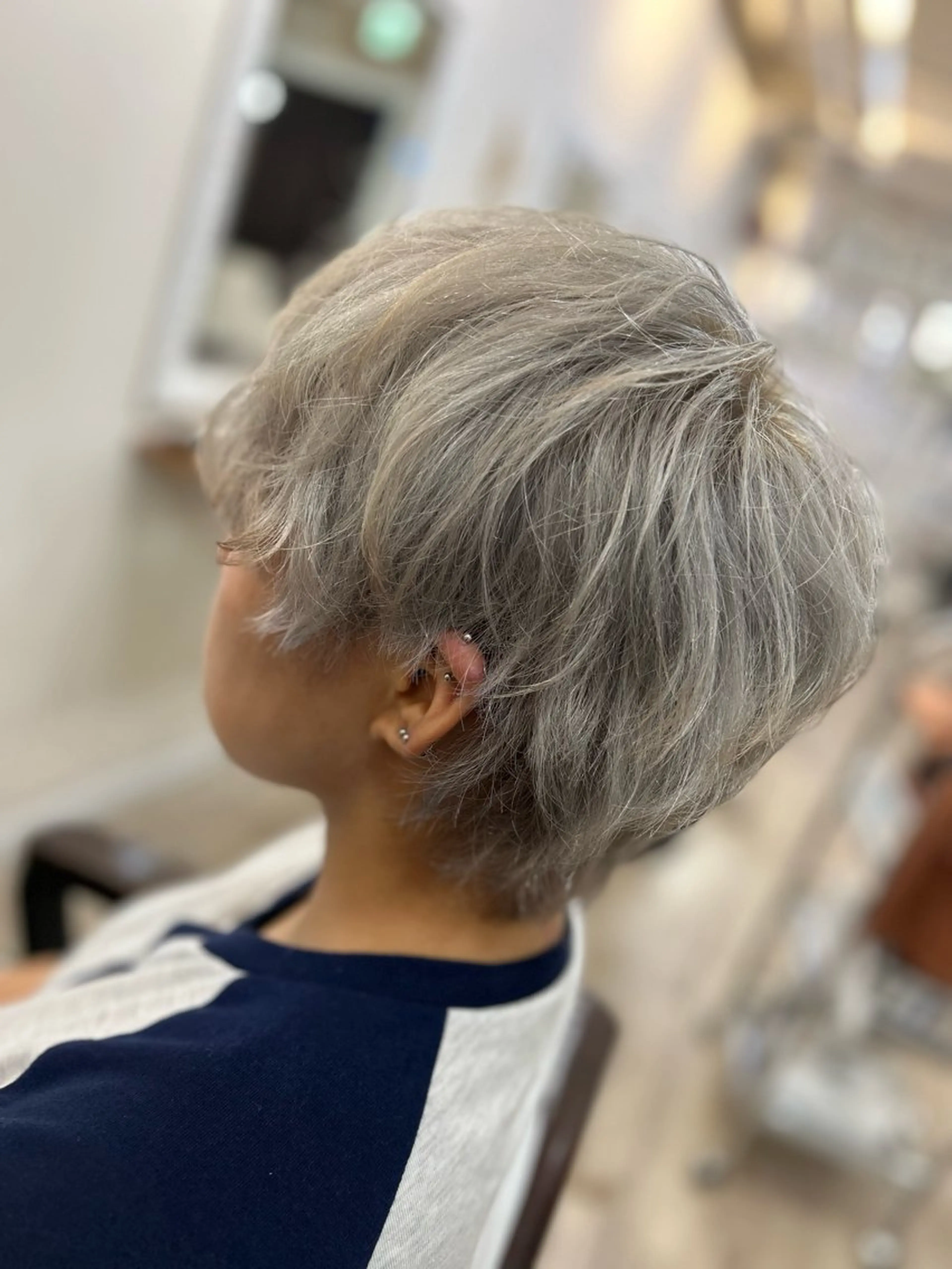 ショート カラー シルバー トヤマ セシルヘアー神戸元町のヘアスタイル