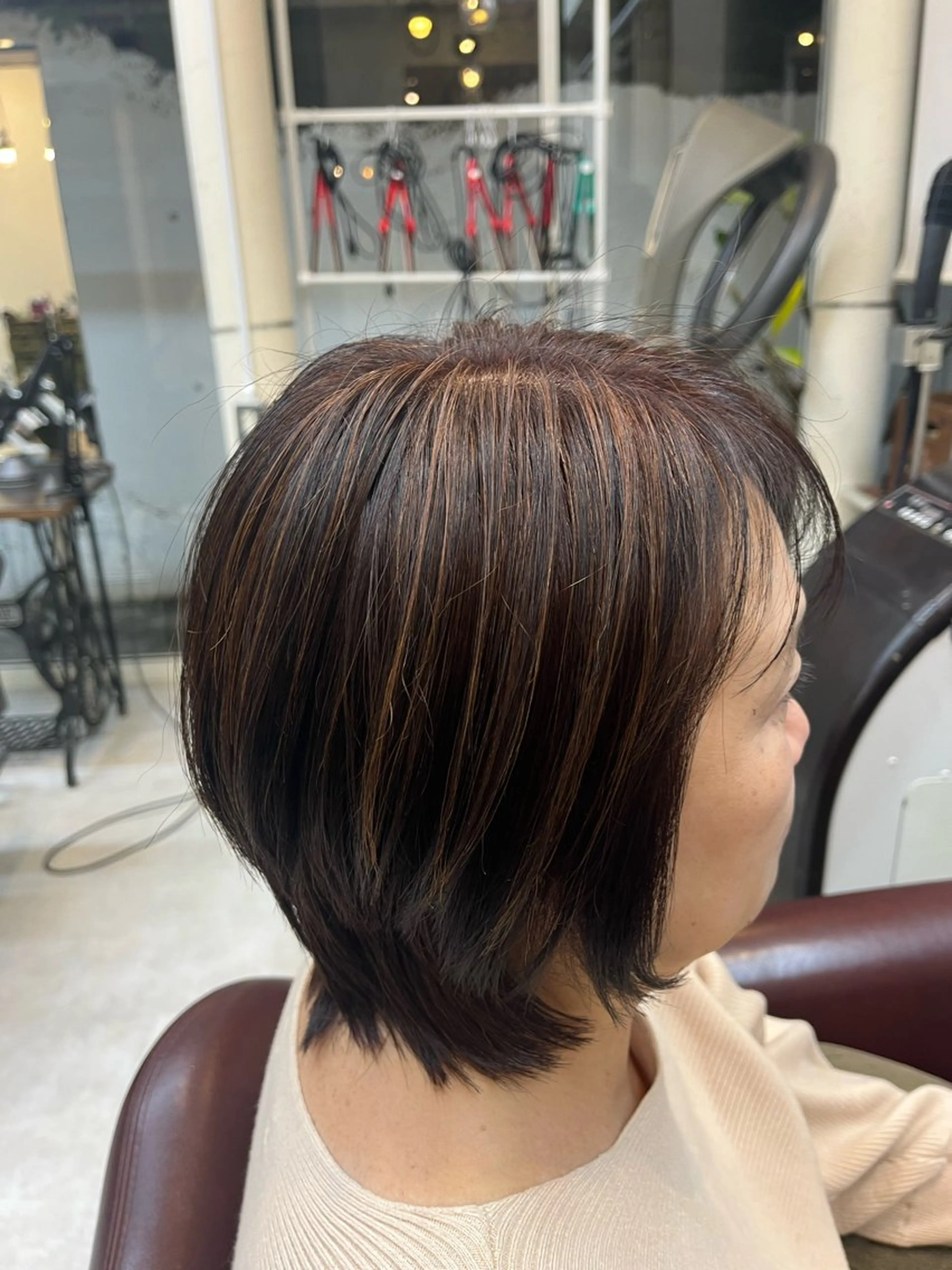 ショート カラー ボブレイヤー ハイライトカラー ボブ ハイライト レイヤーカット aile by sion所属・岡部 夏生のヘアスタイル